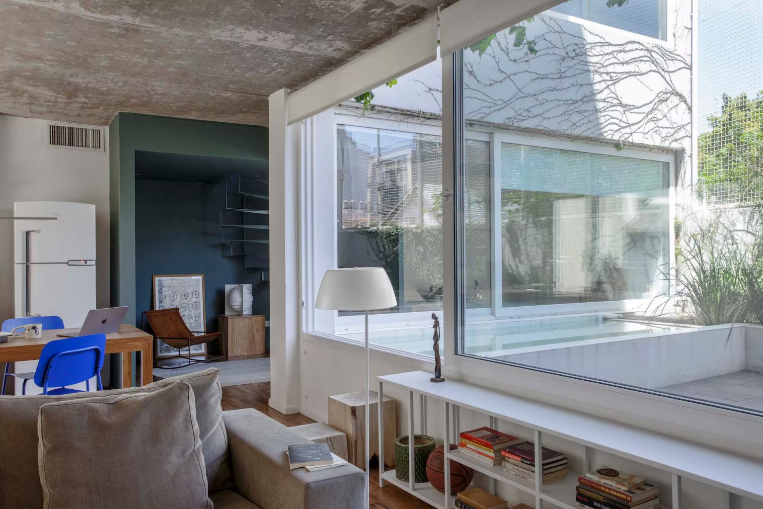 salon plafond béton décoration design appartement duplex avec jardins
