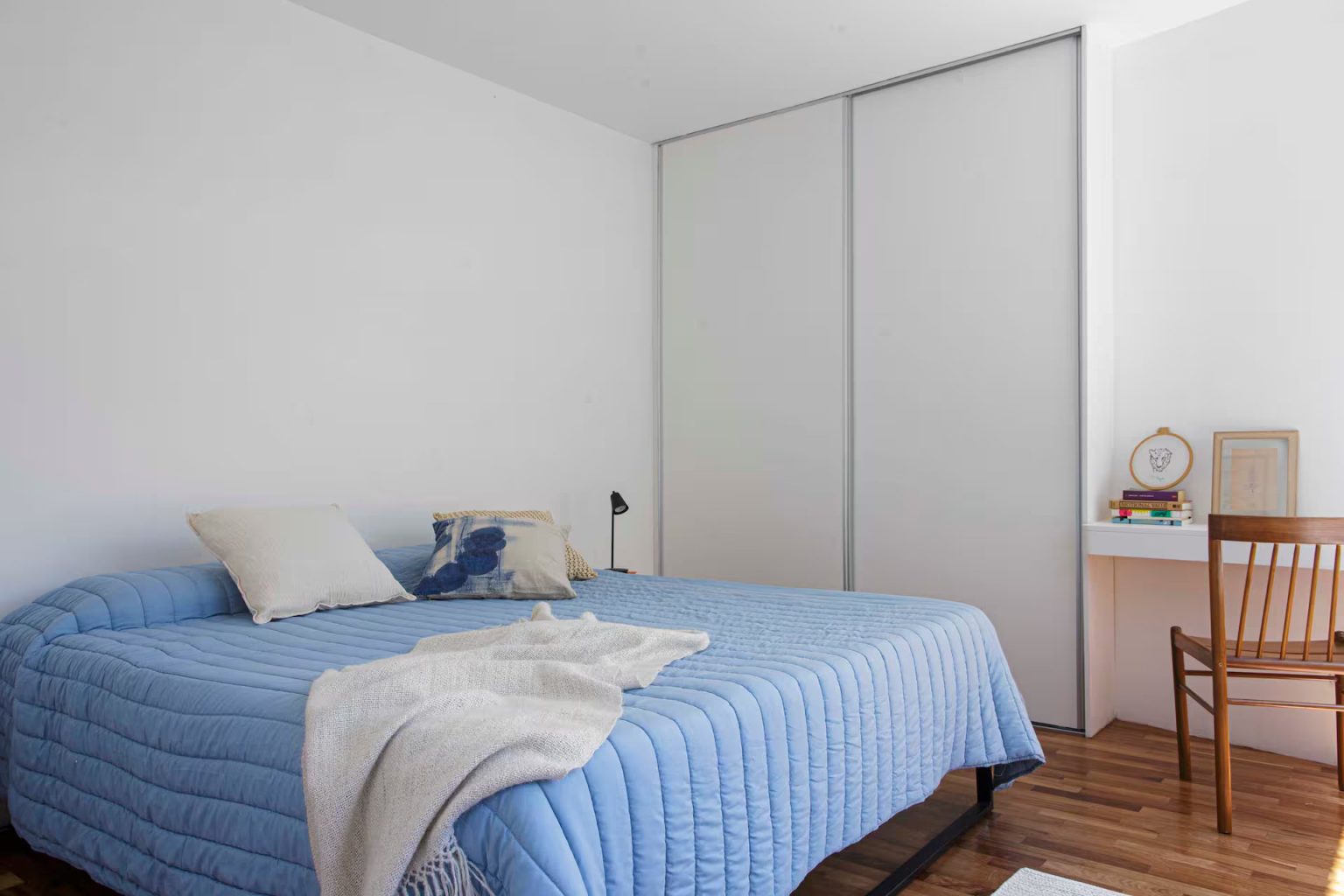 chambre avec espace bureau et placard