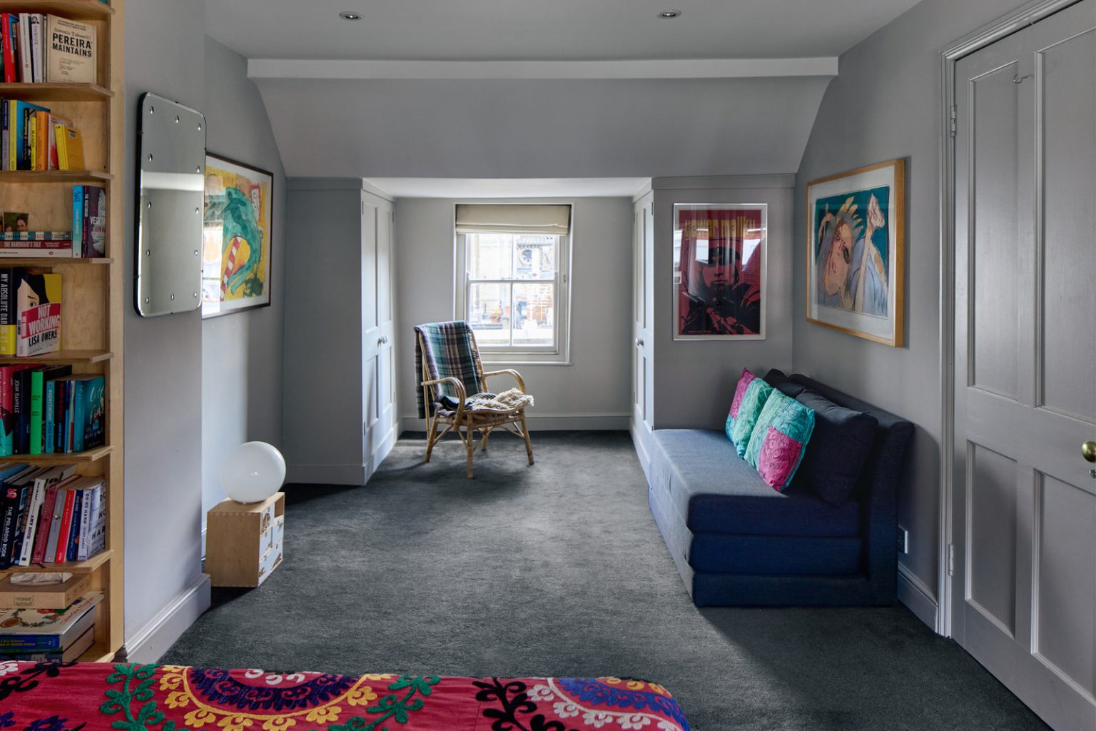 chambre moquette grise et murs gris