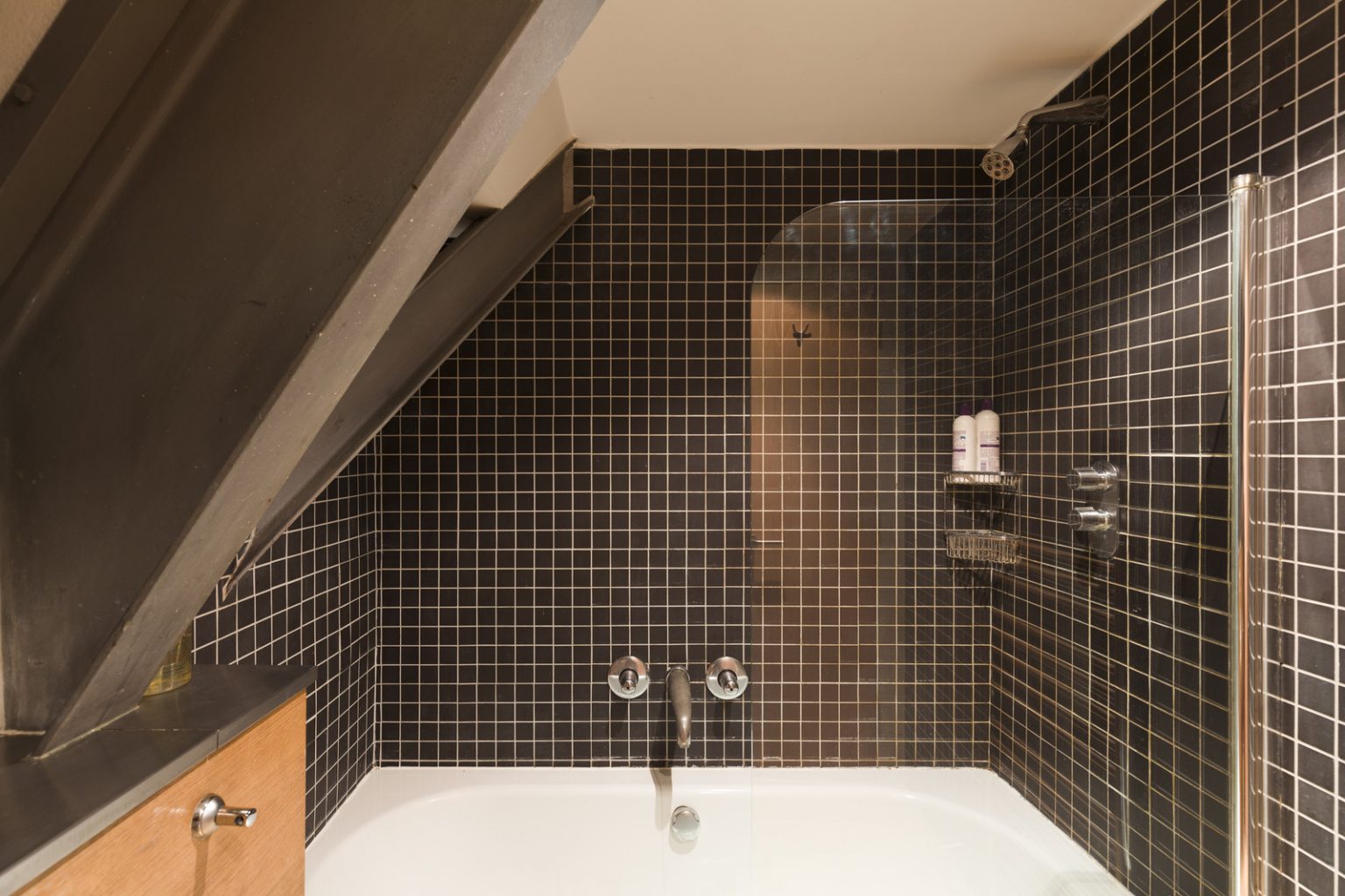 salle de bain carrelage bleu marine