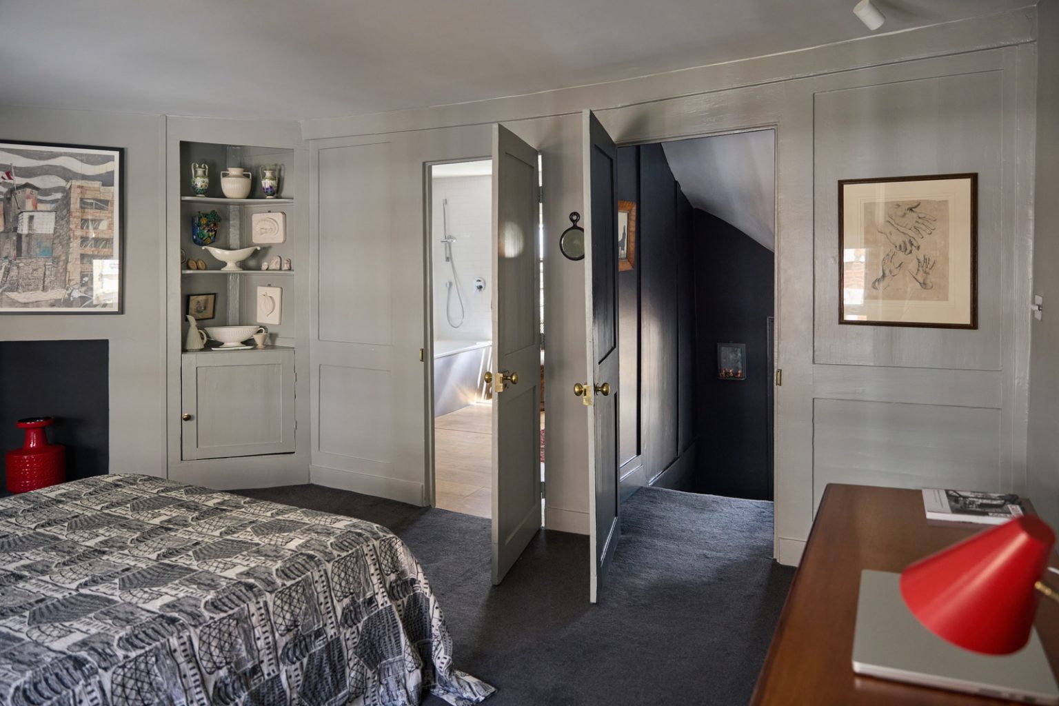 chambre avec salle de bain moquette noire