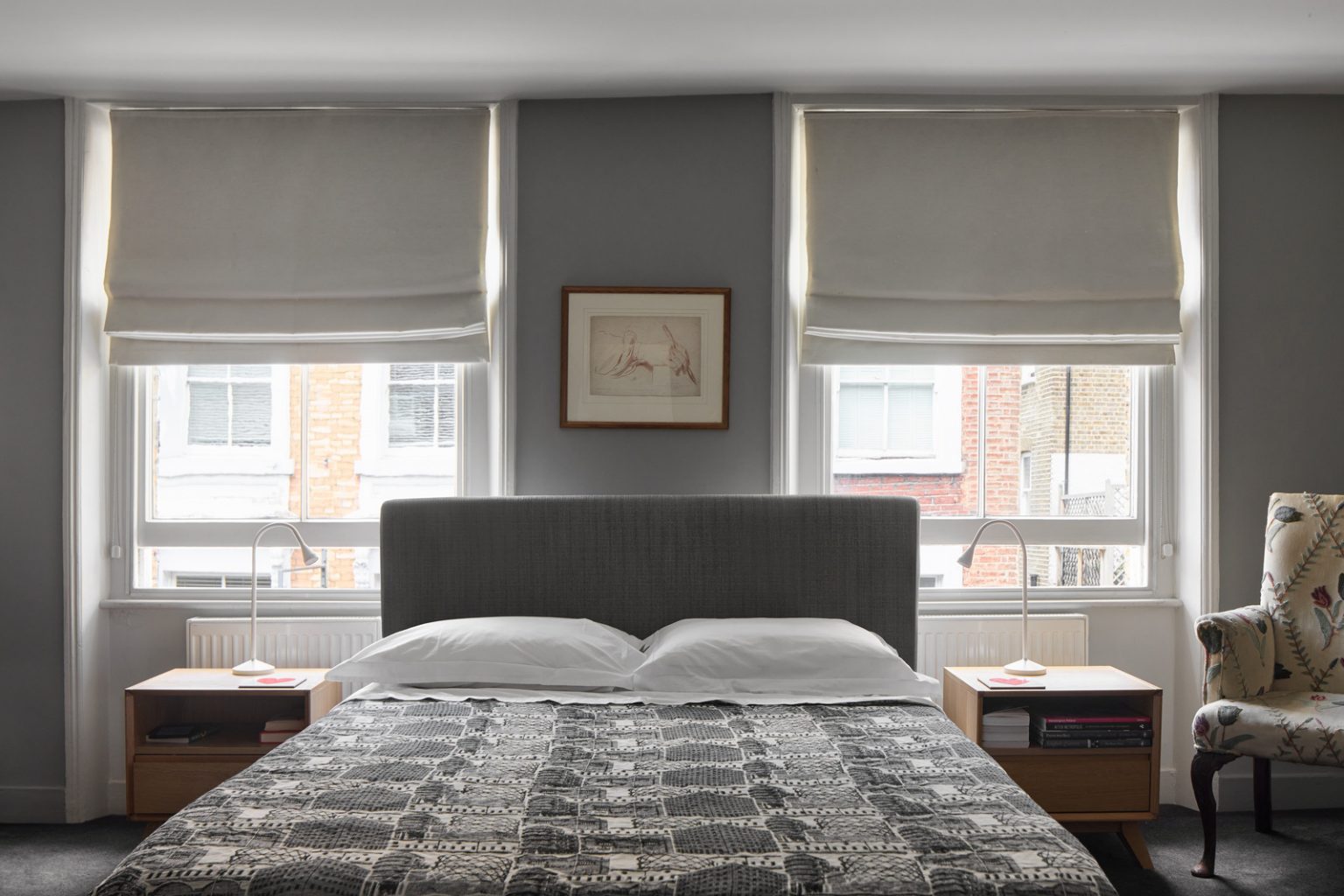 chambre avec salle de bain moquette noire
