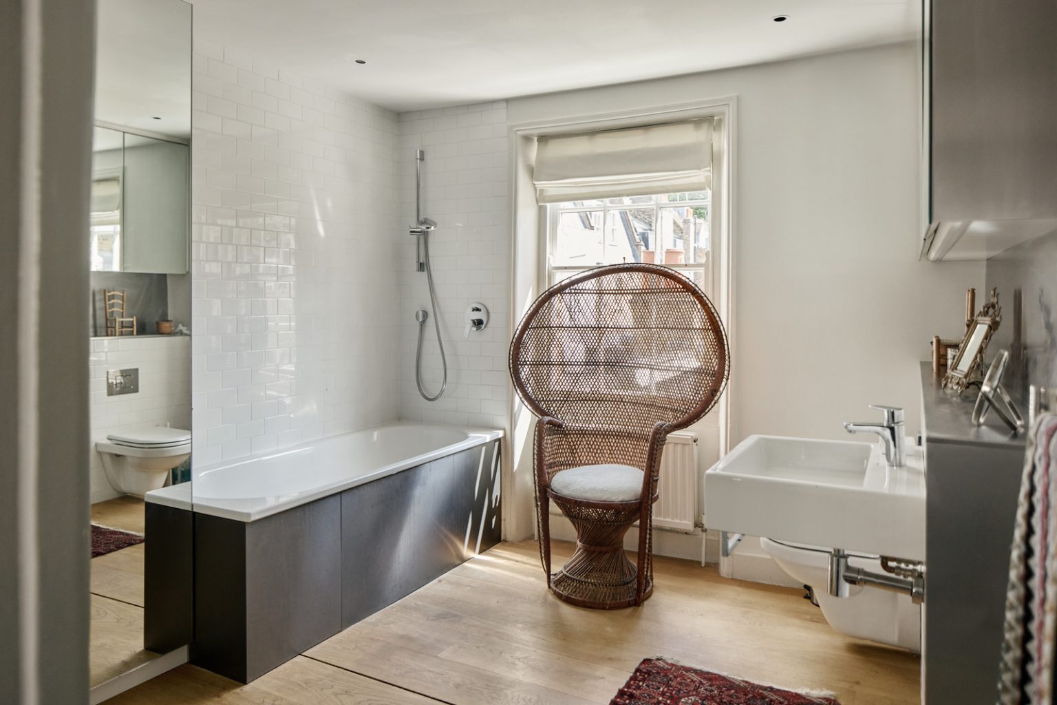 salle de bain avec fauteuil Emmanuelle