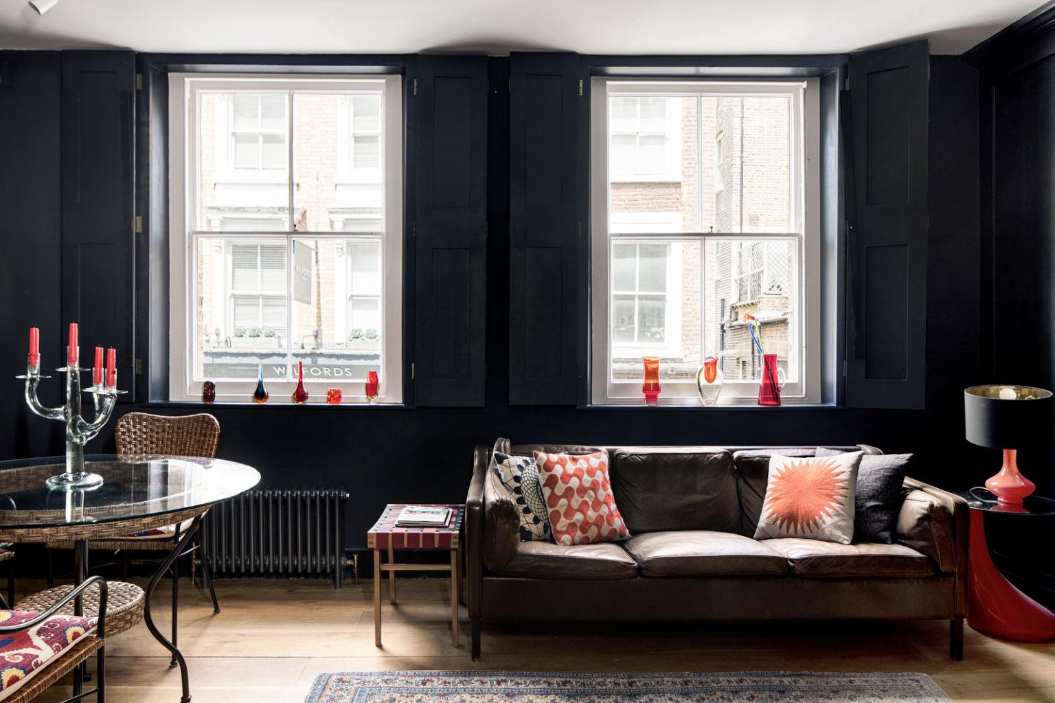 salon murs noirs maison Londres Kensington décoration contemporaine