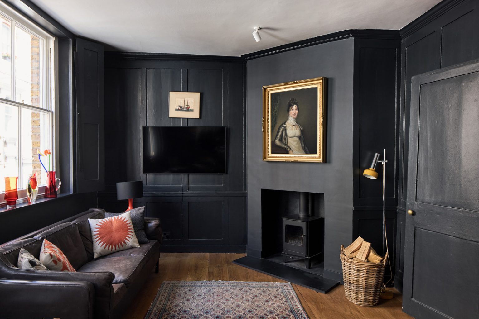 salon murs noirs maison Londres Kensington décoration contemporaine