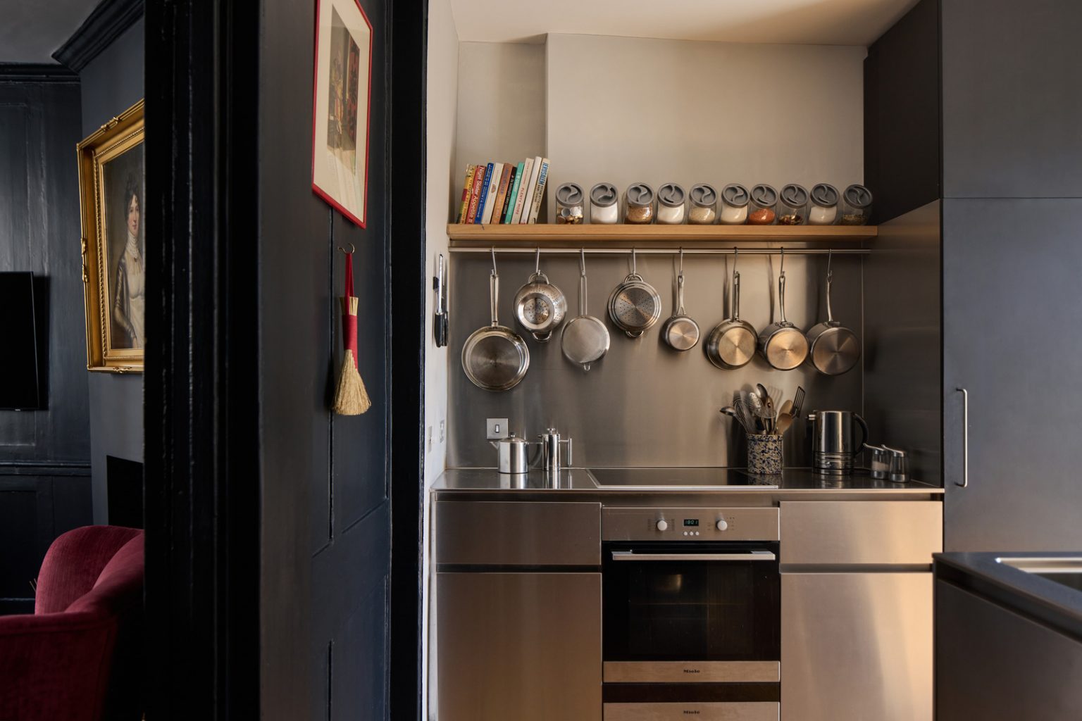 cuisine inox murs noirs maison Londres Kensington décoration contemporaine