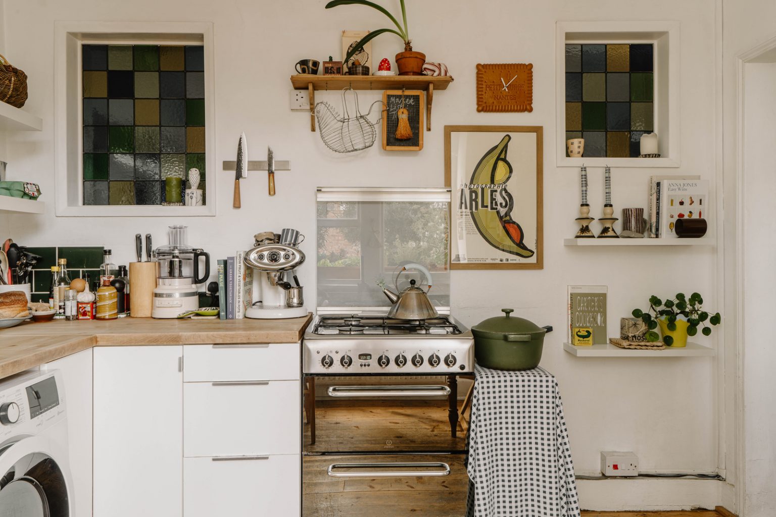 cuisine avec vitrail maison 82m2 décoration vintage et bohème Londres