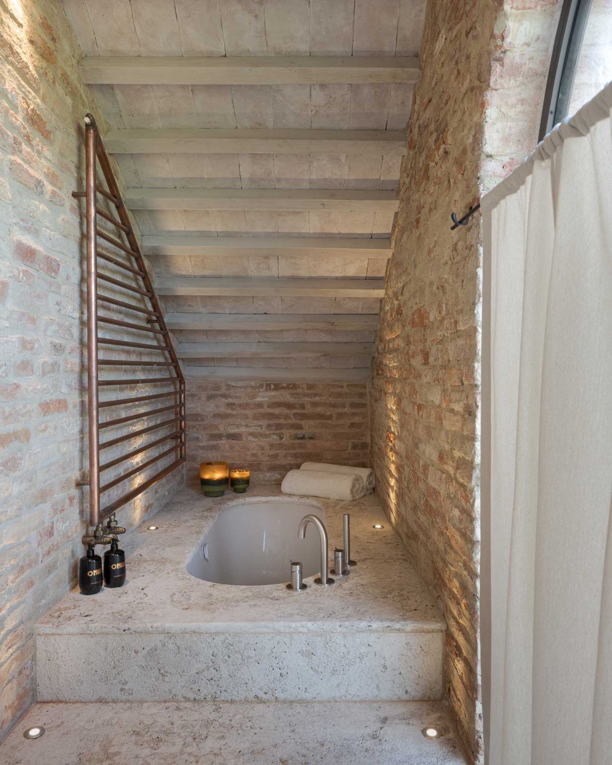 salle de bain rustique chic maison ancienne Italie Il Mandorlo