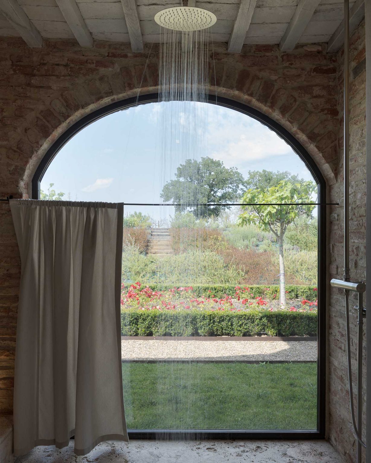 douche pluie avec fenêtre cintrée maison ancienne Italie Il Mandorlo