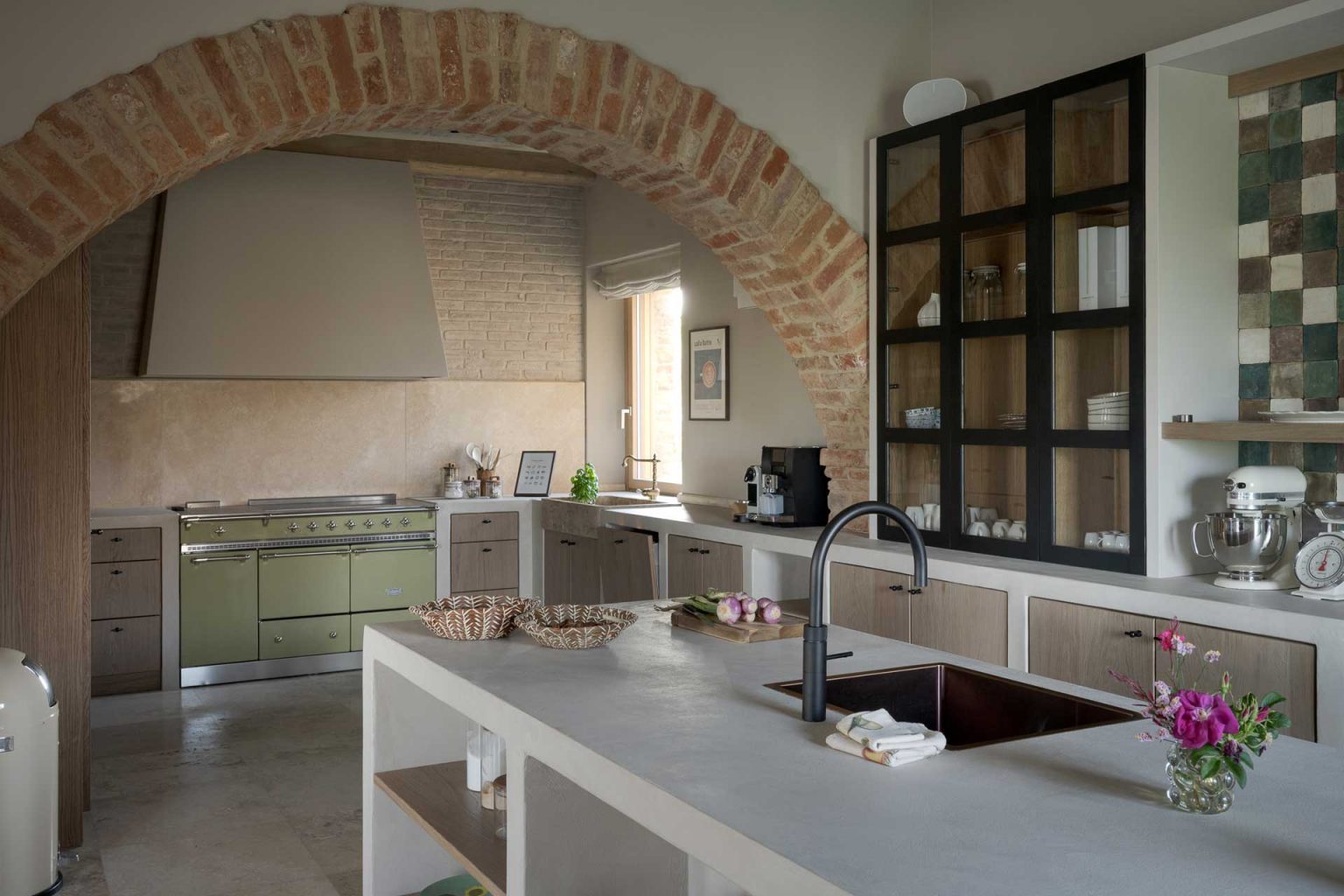 cuisine avec piano de cuisson vert maison ancienne Italie Il Mandorlo