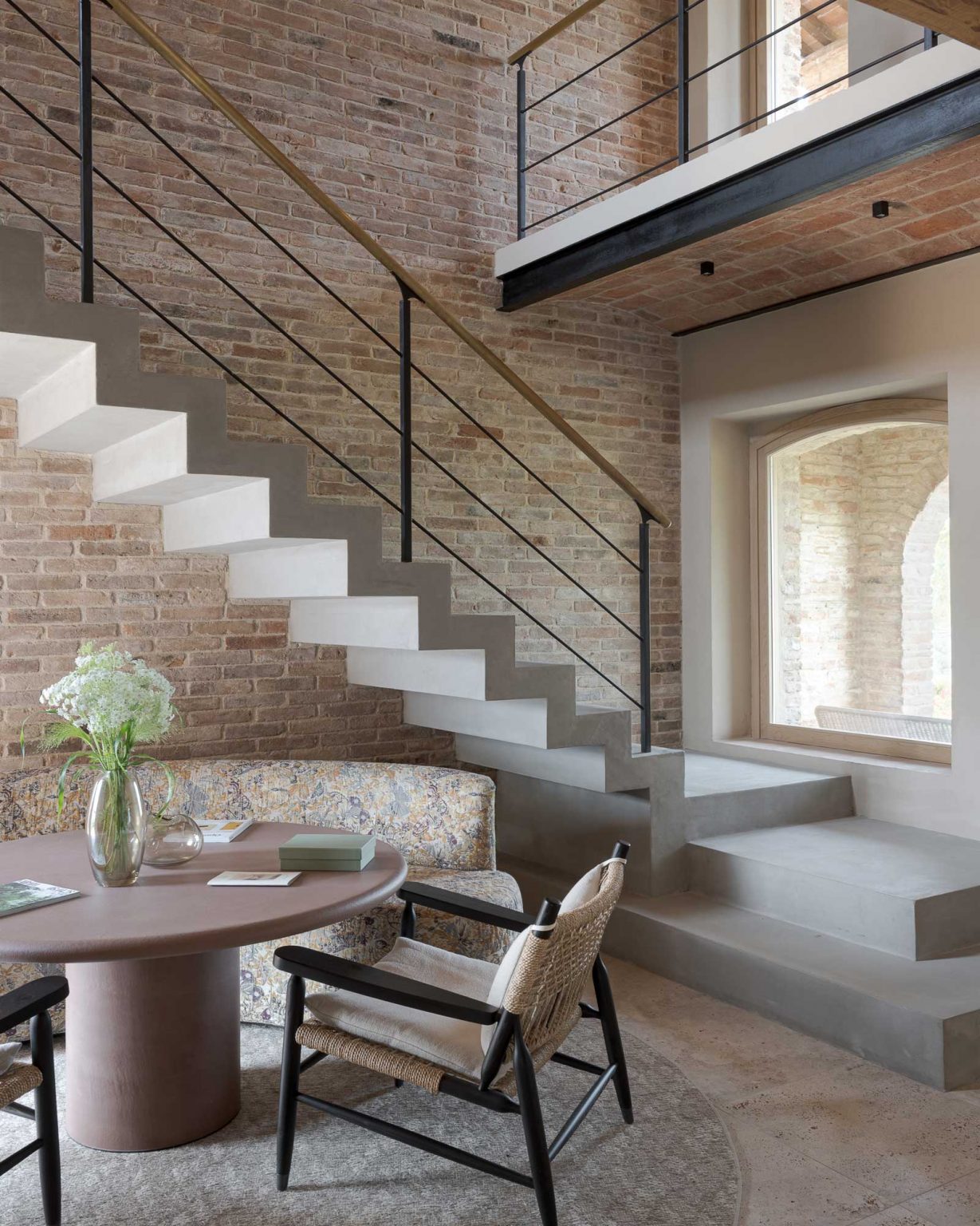 salon avec escalier design maison ancienne Italie Il Mandorlo