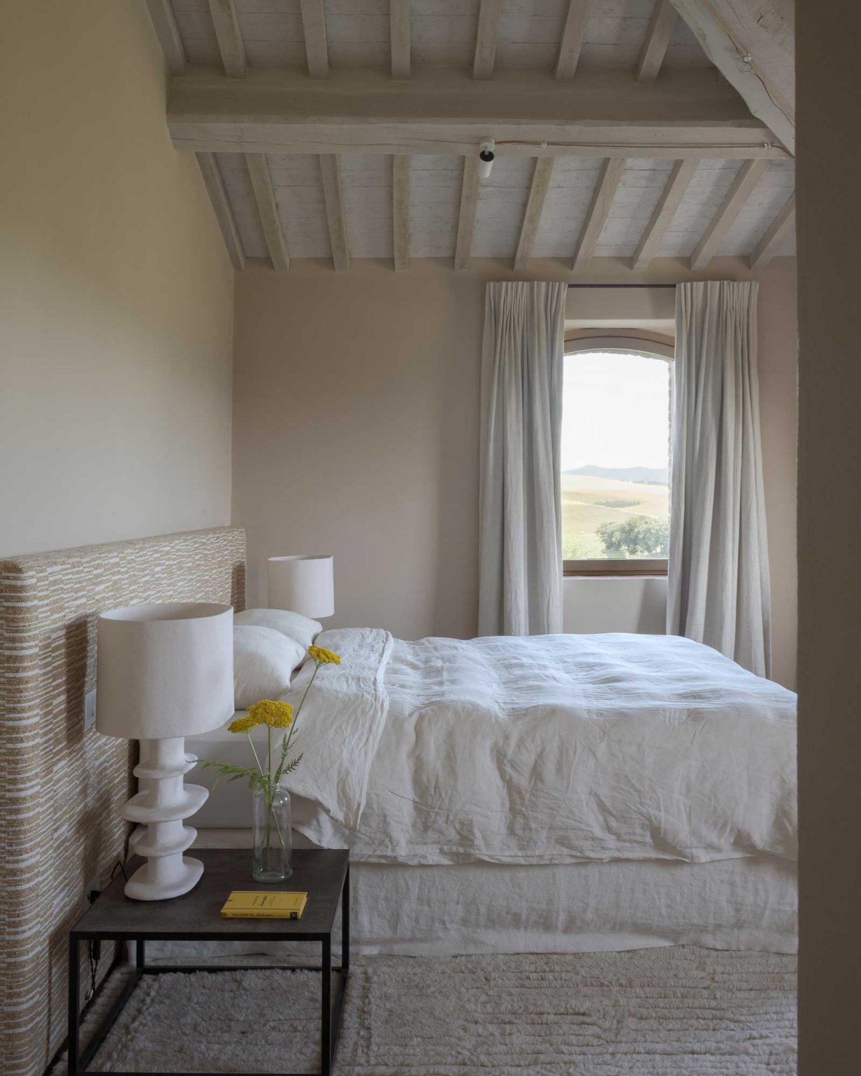 chambre avec poutres maison ancienne Italie Il Mandorlo