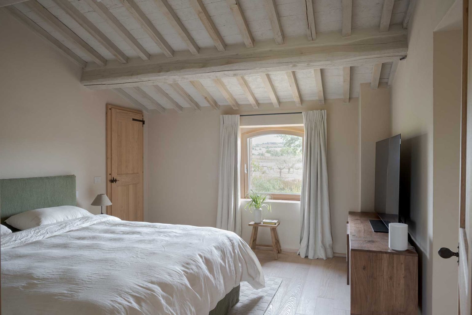 chambre avec poutres maison ancienne Italie Il Mandorlo