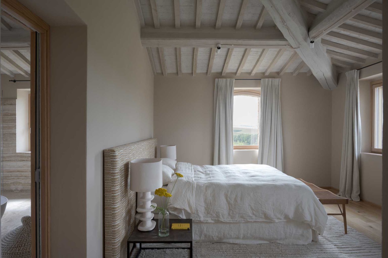 chambre avec poutres maison ancienne Italie Il Mandorlo