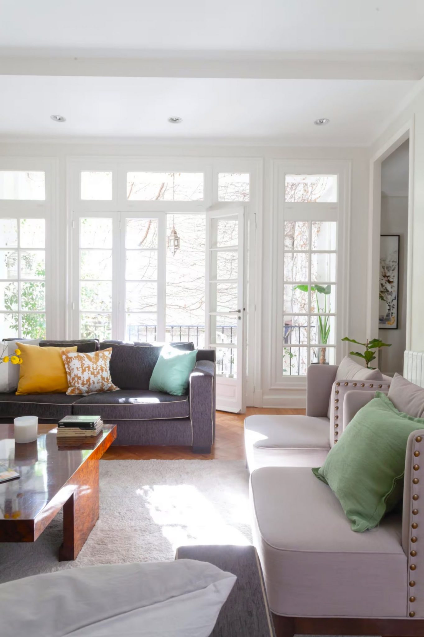 salon avec porte-fenêtre décoration contemporaine
