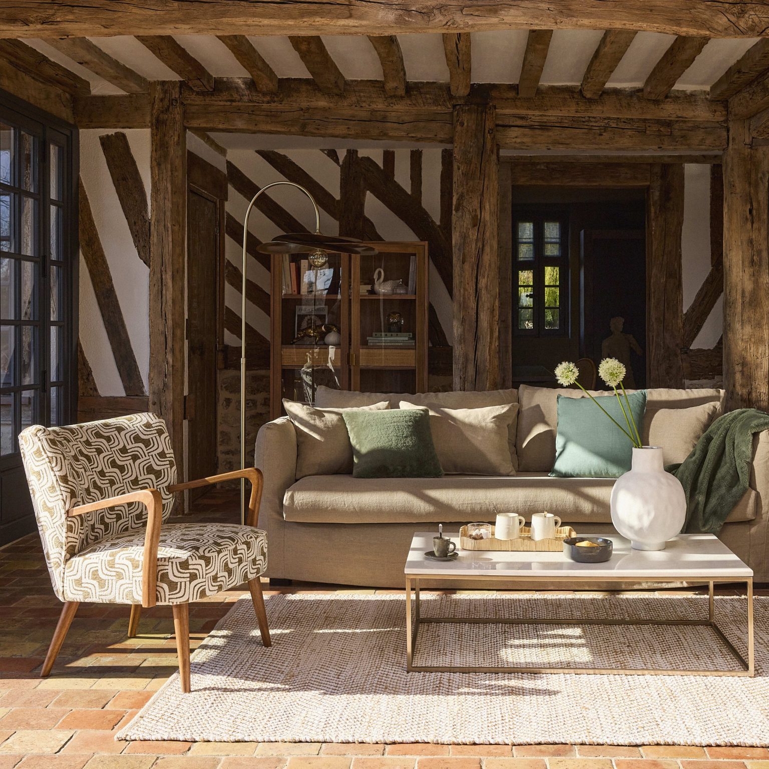 salon avec poutres maison normande collection Maisons du Monde 2025