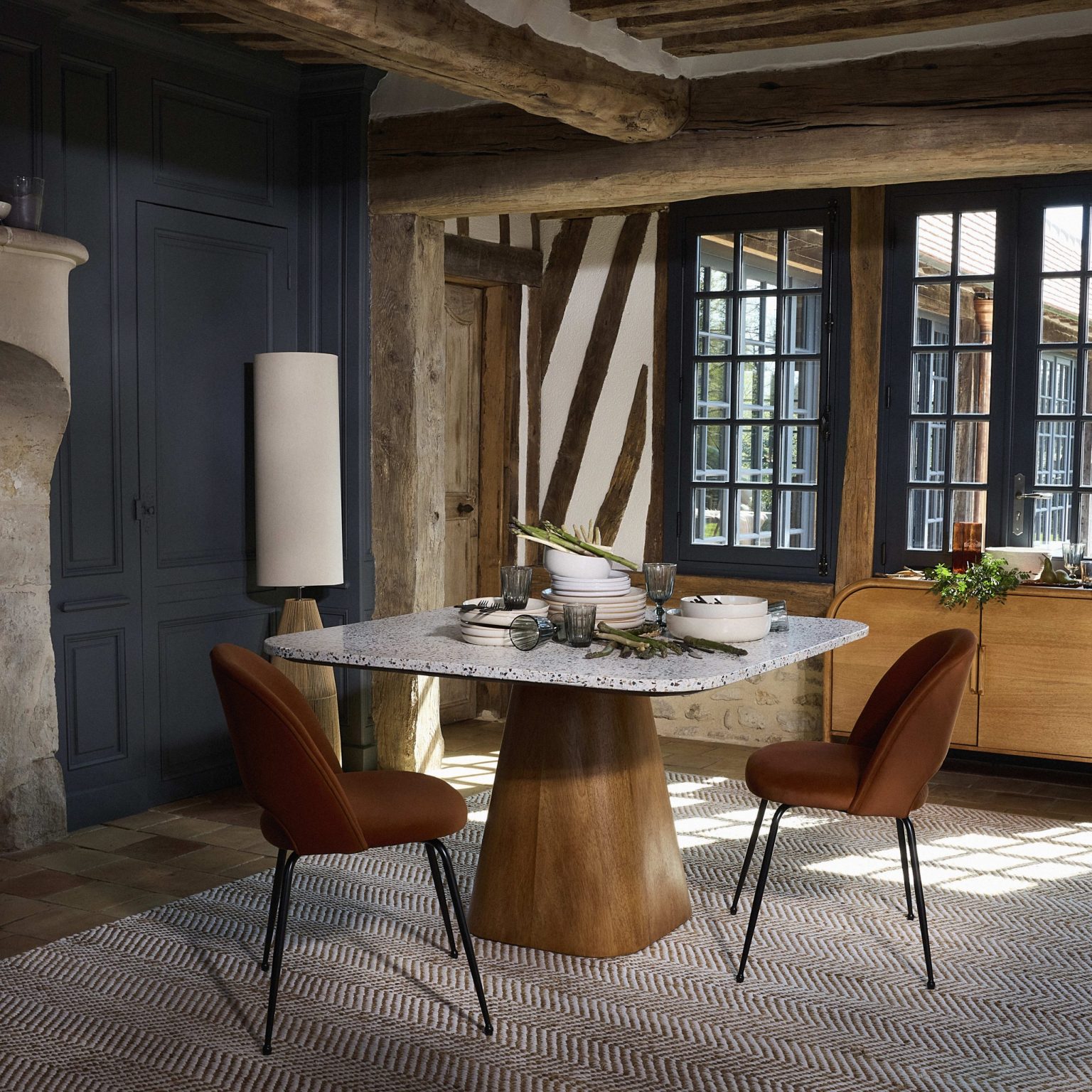 salle à manger avec poutres maison normande collection Maisons du Monde 2025