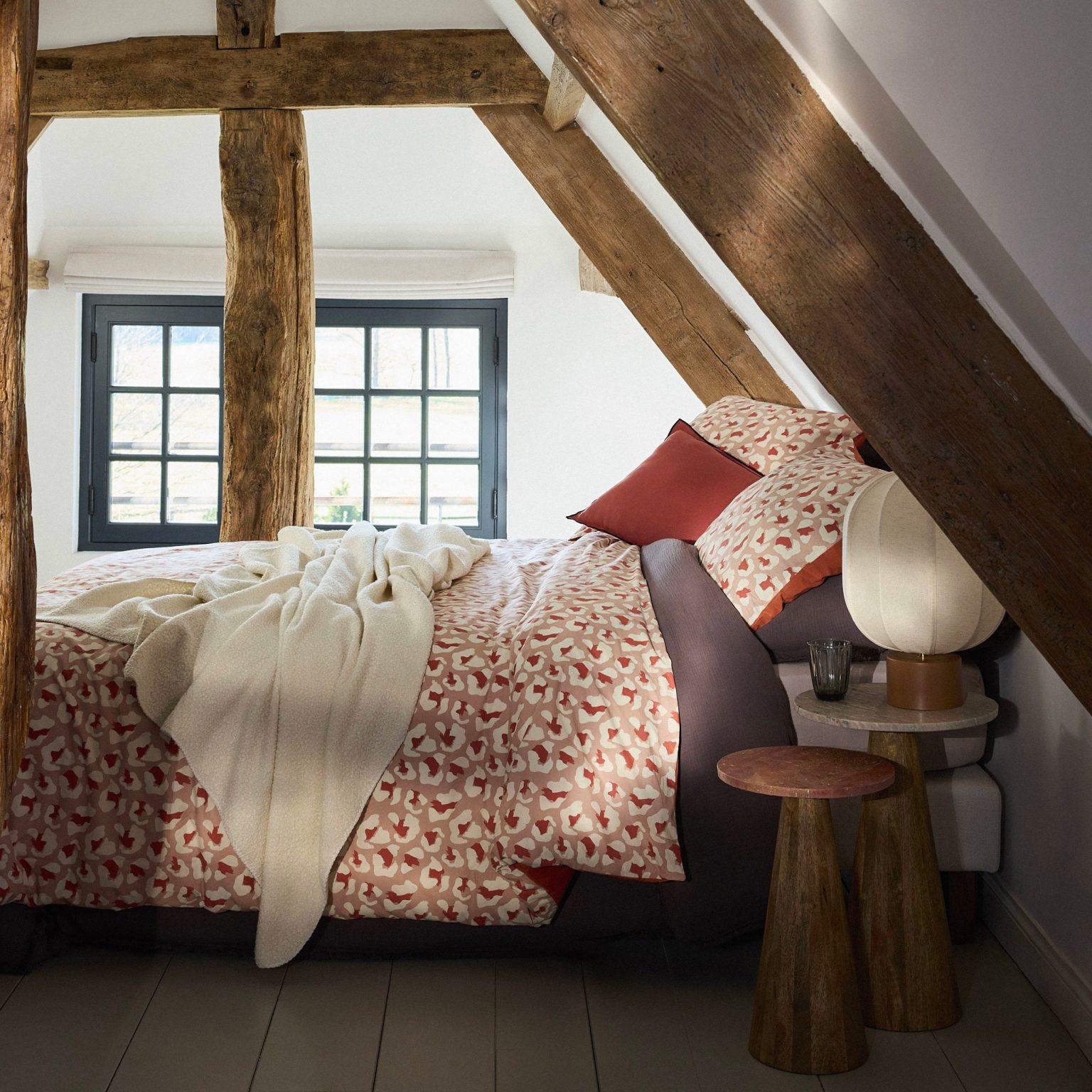 chambre avec poutres maison normande collection Maisons du Monde 2025