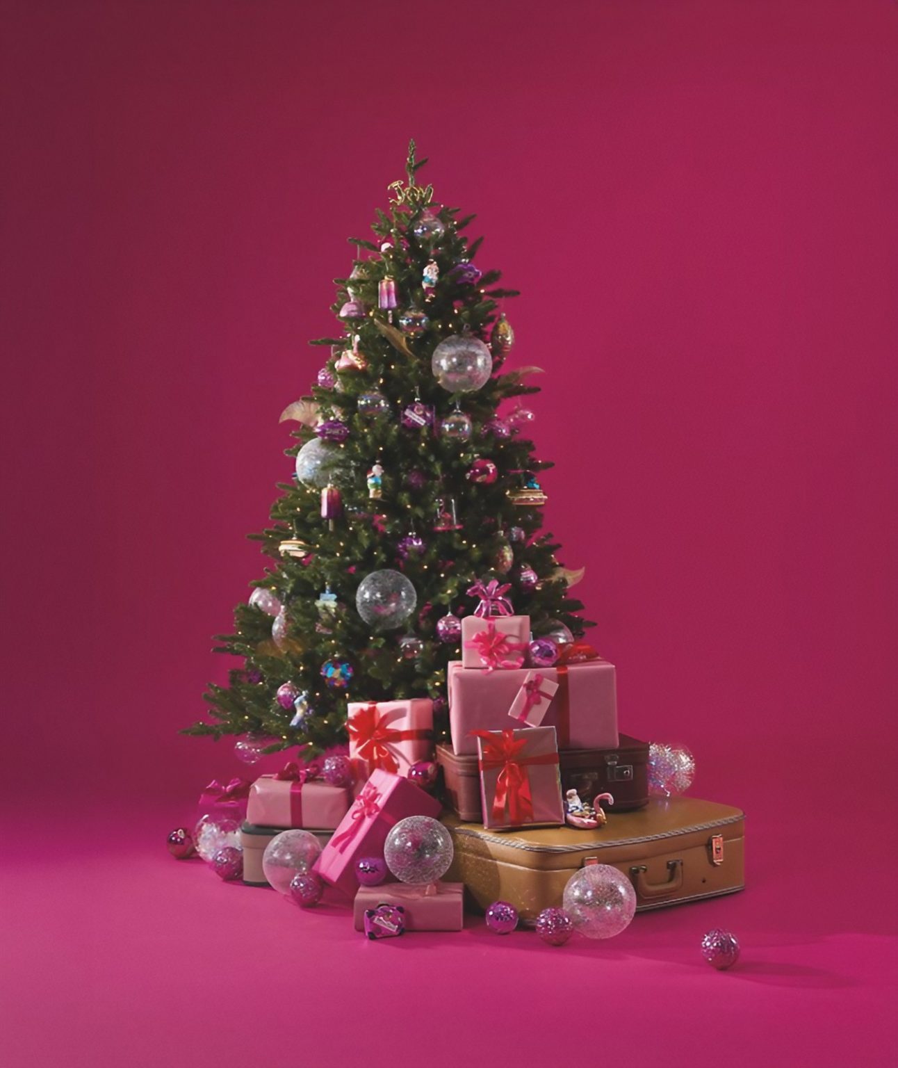 sapin et cadeaux base rose décoration Noël Maisons du Monde style exotique