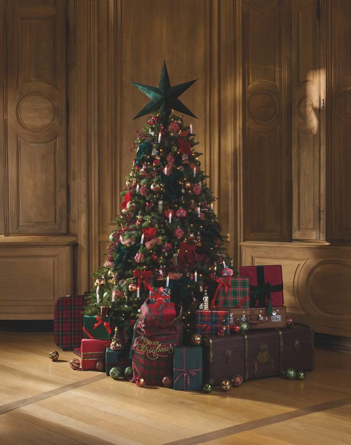 sapin et cadeaux décoration Noël classique rouge et vert Maisons du Monde maison Londres