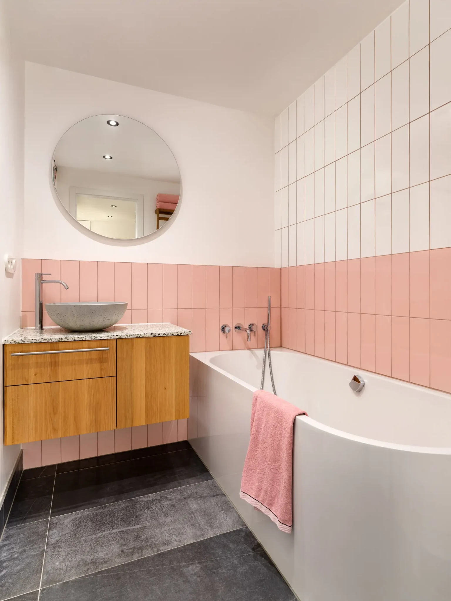 salle de bain rose et blanche design appartement contemporain