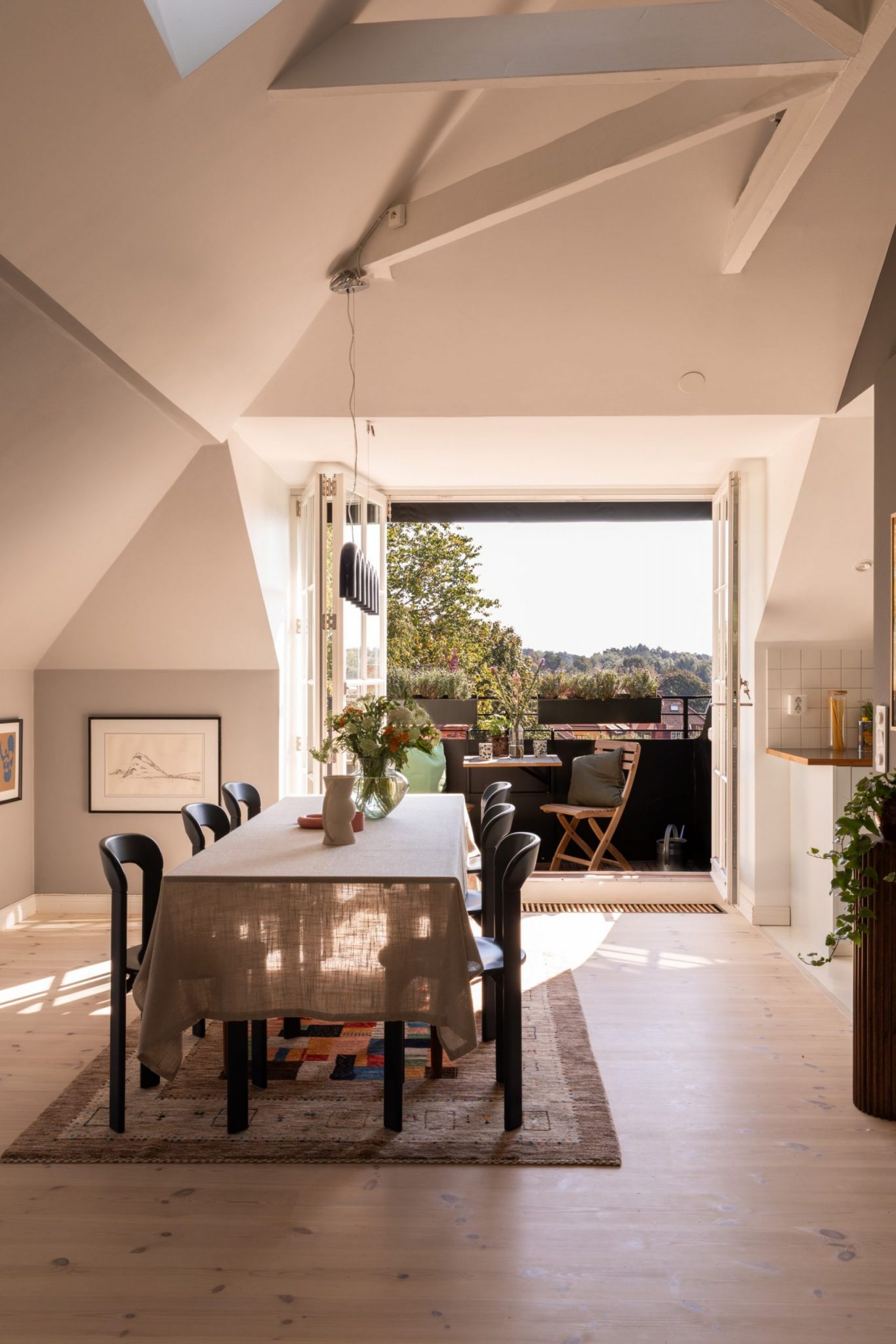 salle à manger avec terrasse décoration scandinave et design