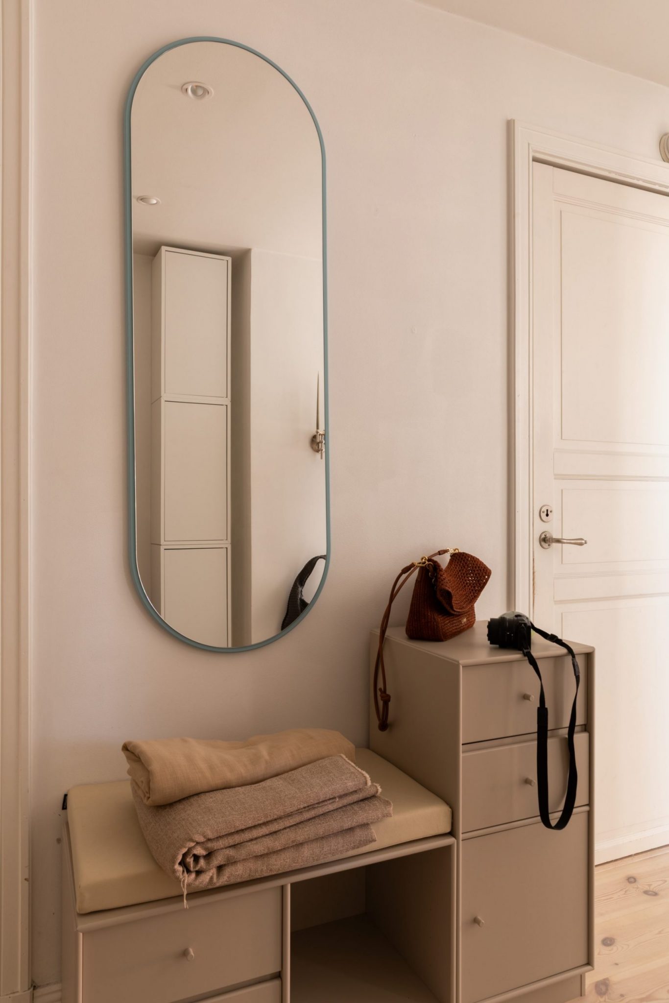 grande entrée aménagée avec banc et miroir