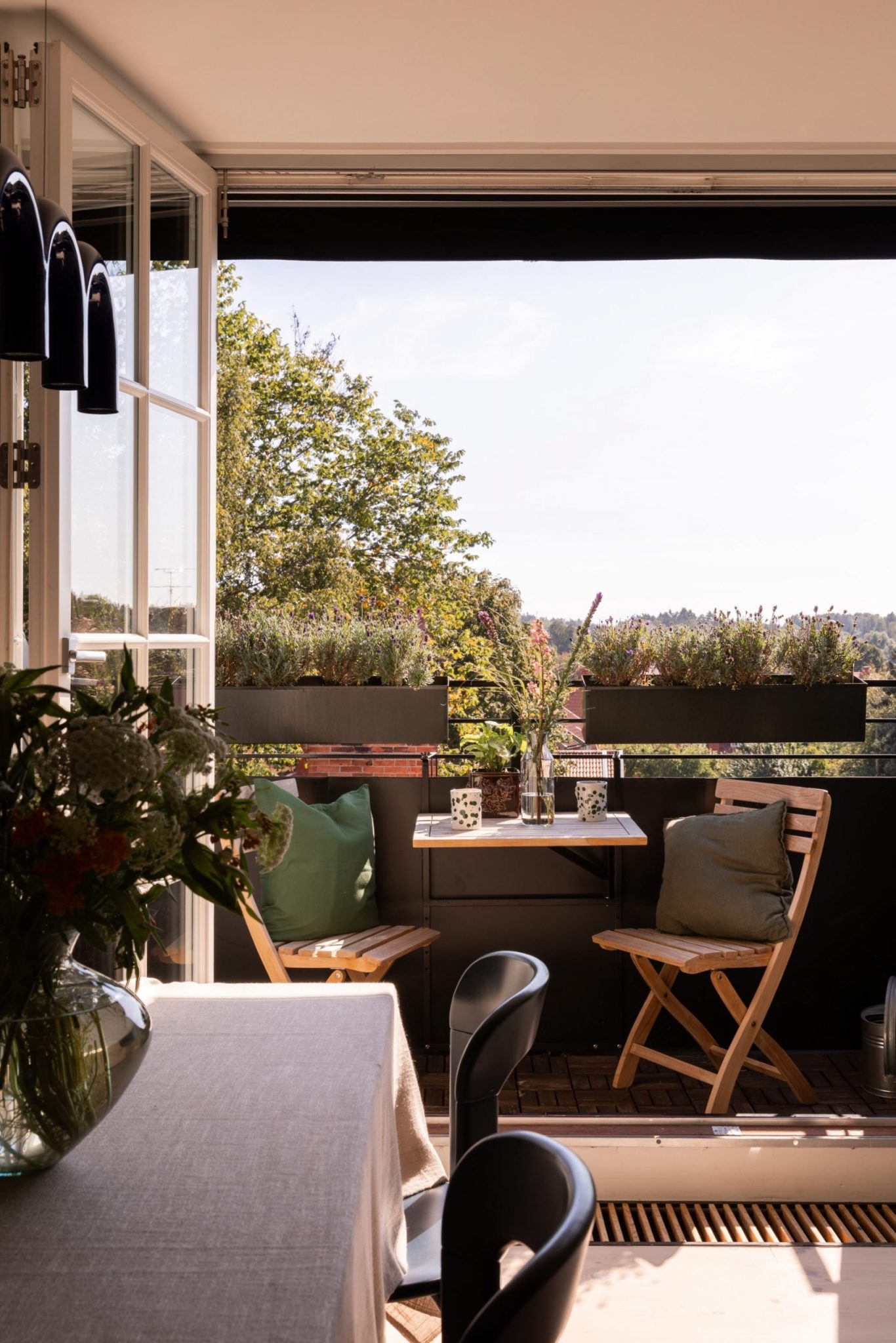 salle à manger avec terrasse décoration scandinave et design