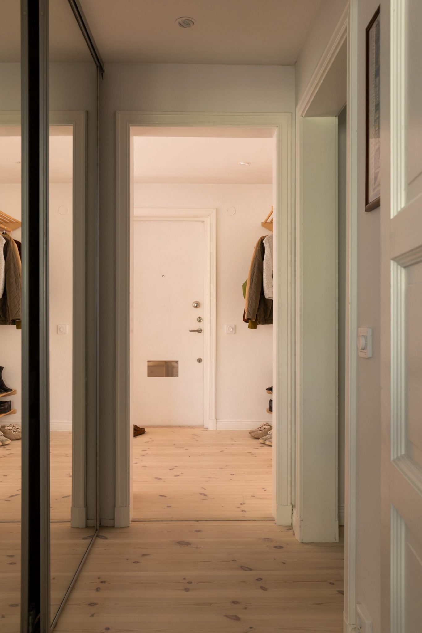 couloir avec placards miroir