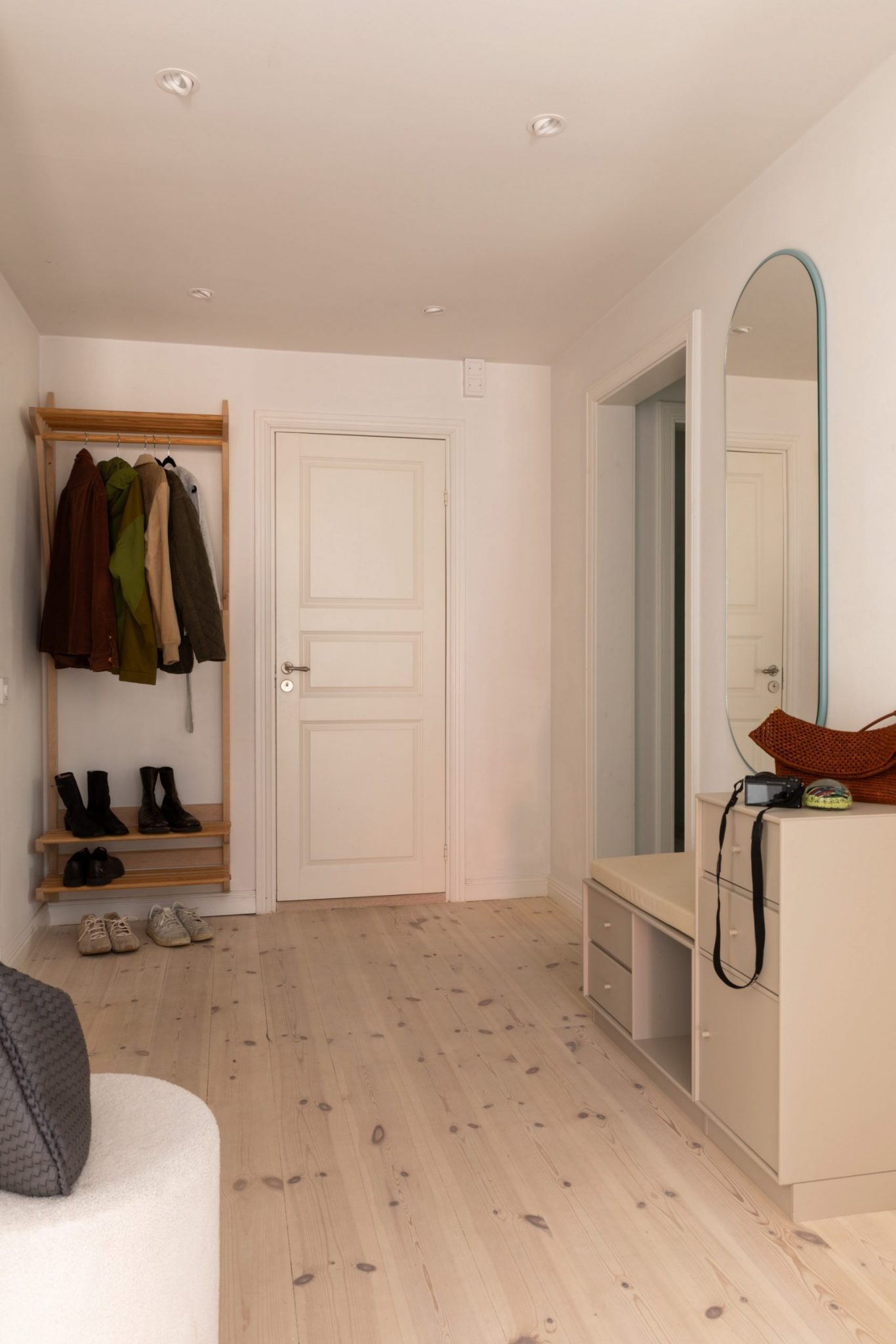 grande entrée aménagée avec banc et miroir