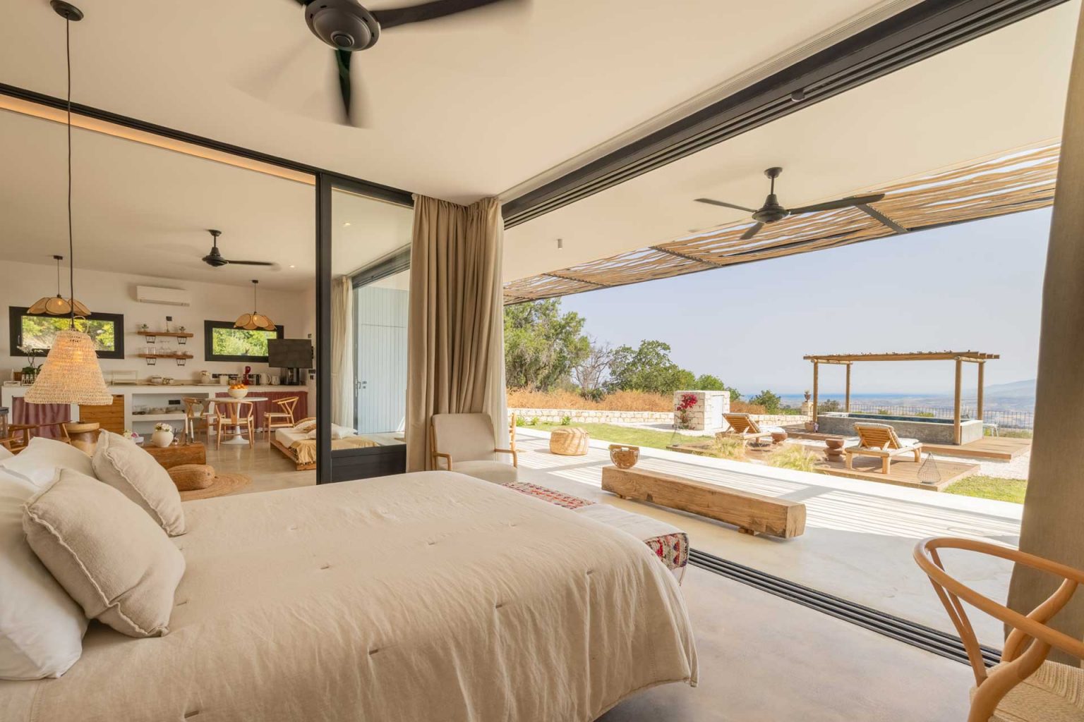 chambre avec baie vitrée décoration naturelle maison contemporaine en pierres Chypre