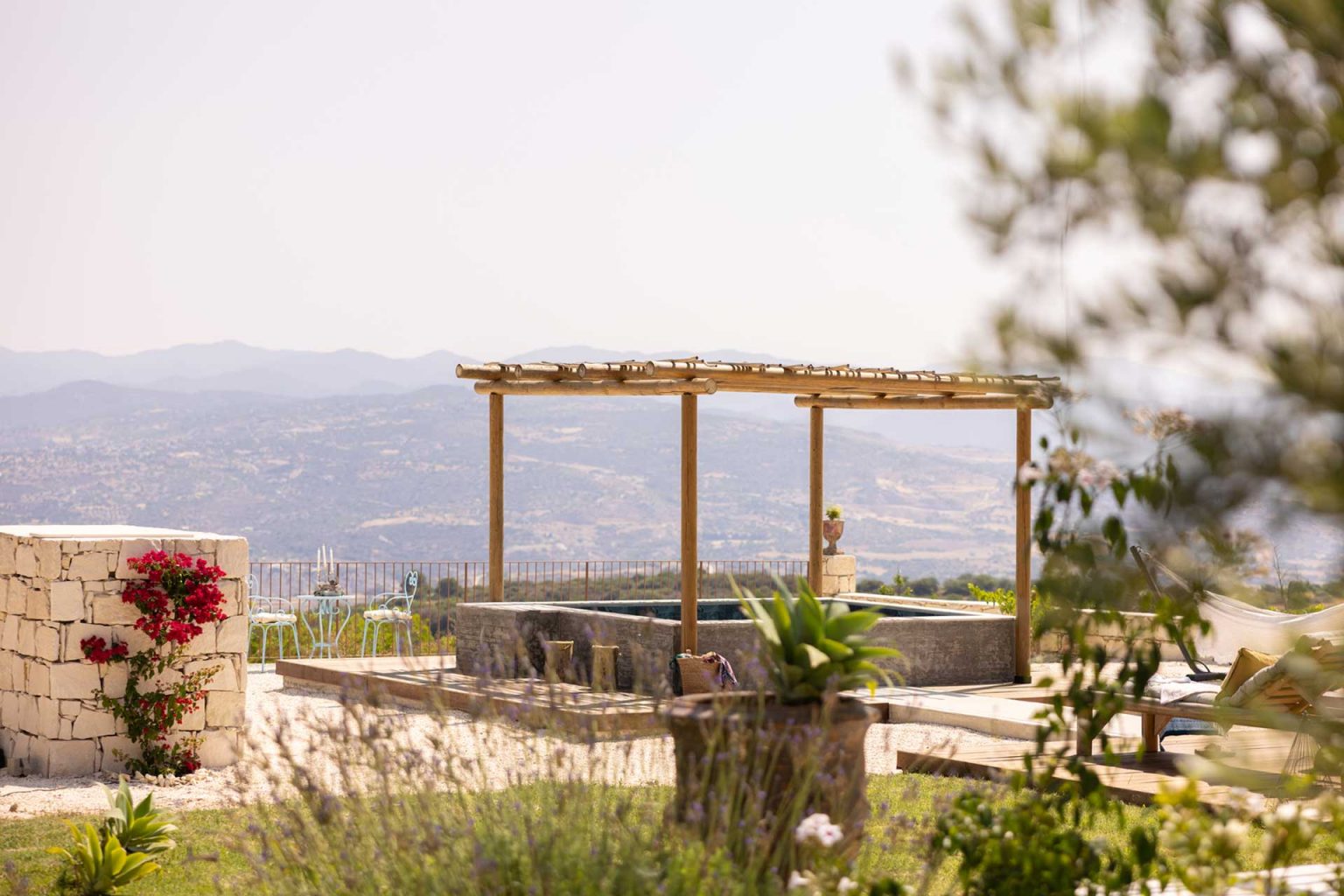 terrasse avec petite piscine