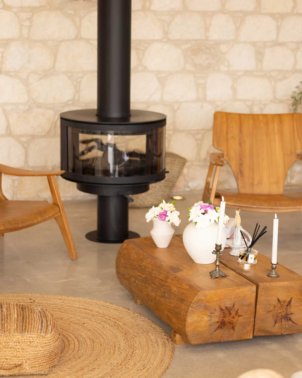 salon avec cheminée design décoration naturelle maison contemporaine en pierres Chypre