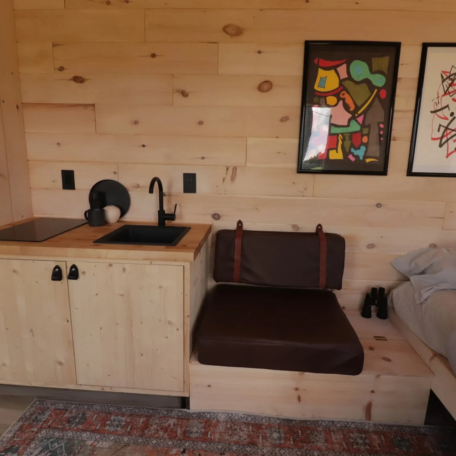 intérieur mini maison mobile Overnighter par Nordic & Spruce