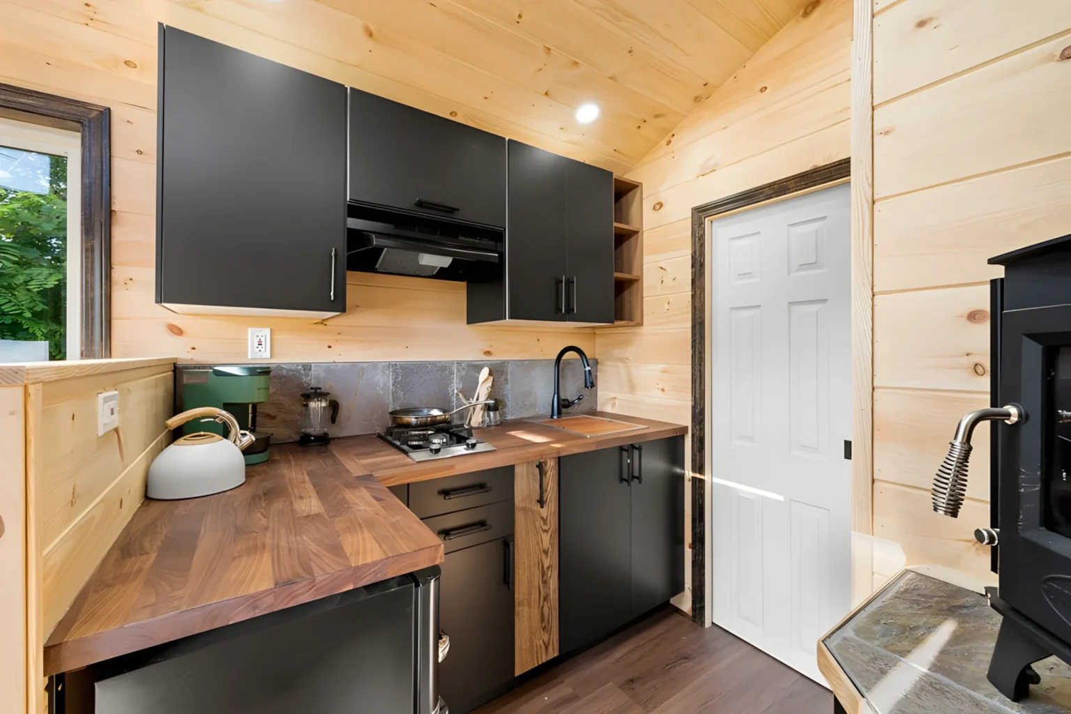 cuisine tiny house 14m2 The Little Lodge par Back Country Tiny Homes