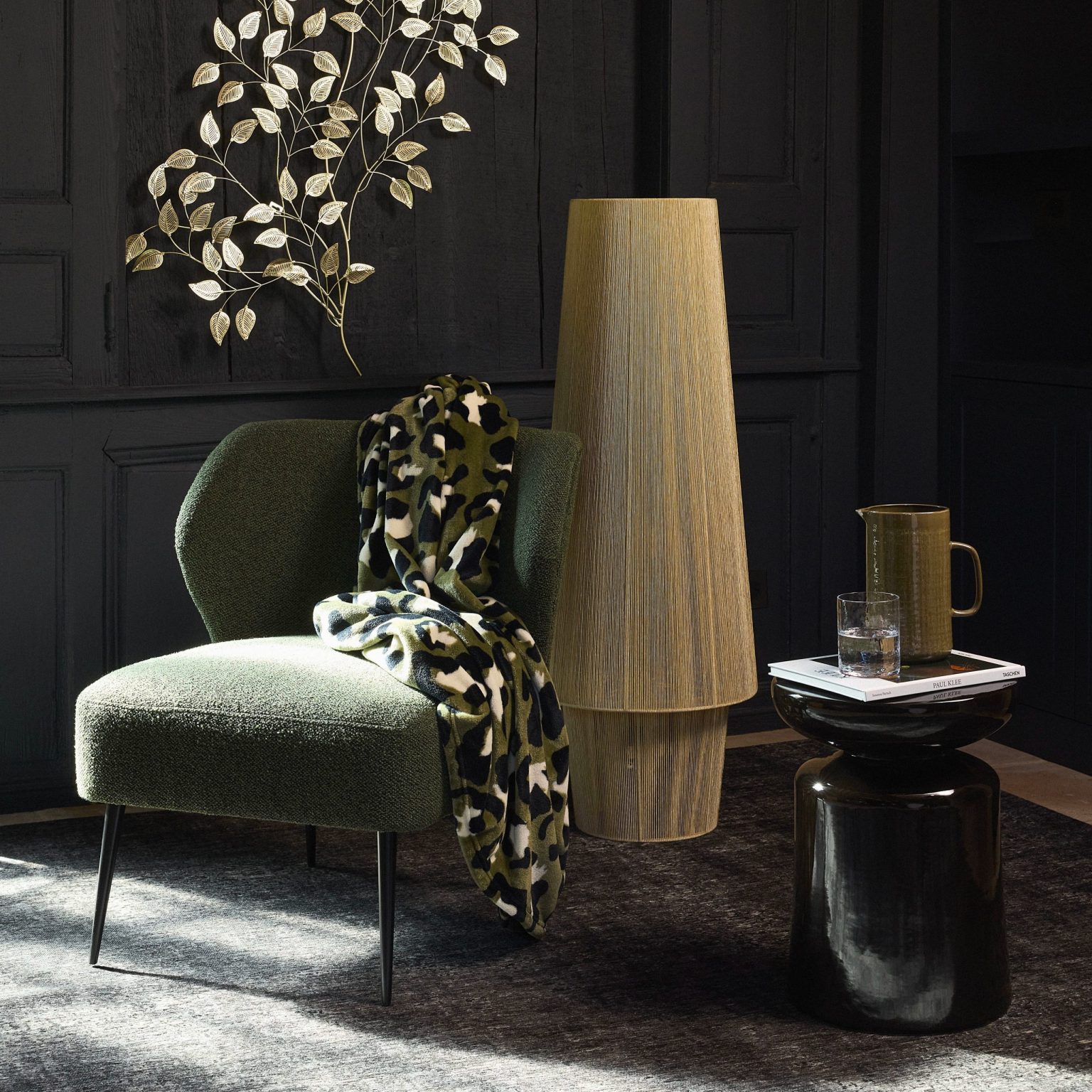 salon moulures mur noir maison normande collection Maisons du Monde 2025