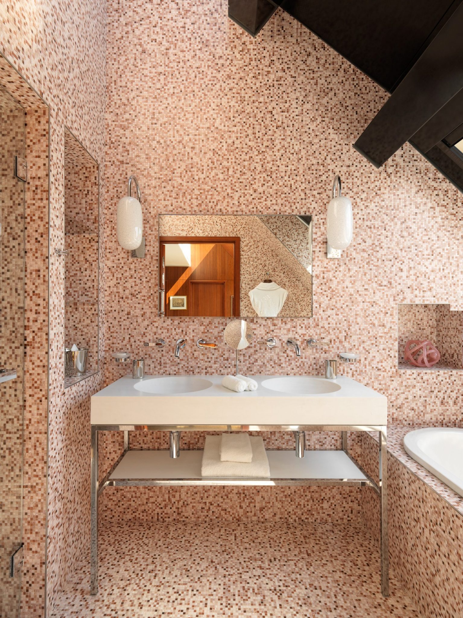salle de bain mosaïque rose et rouge Penthouse Madame Rêve