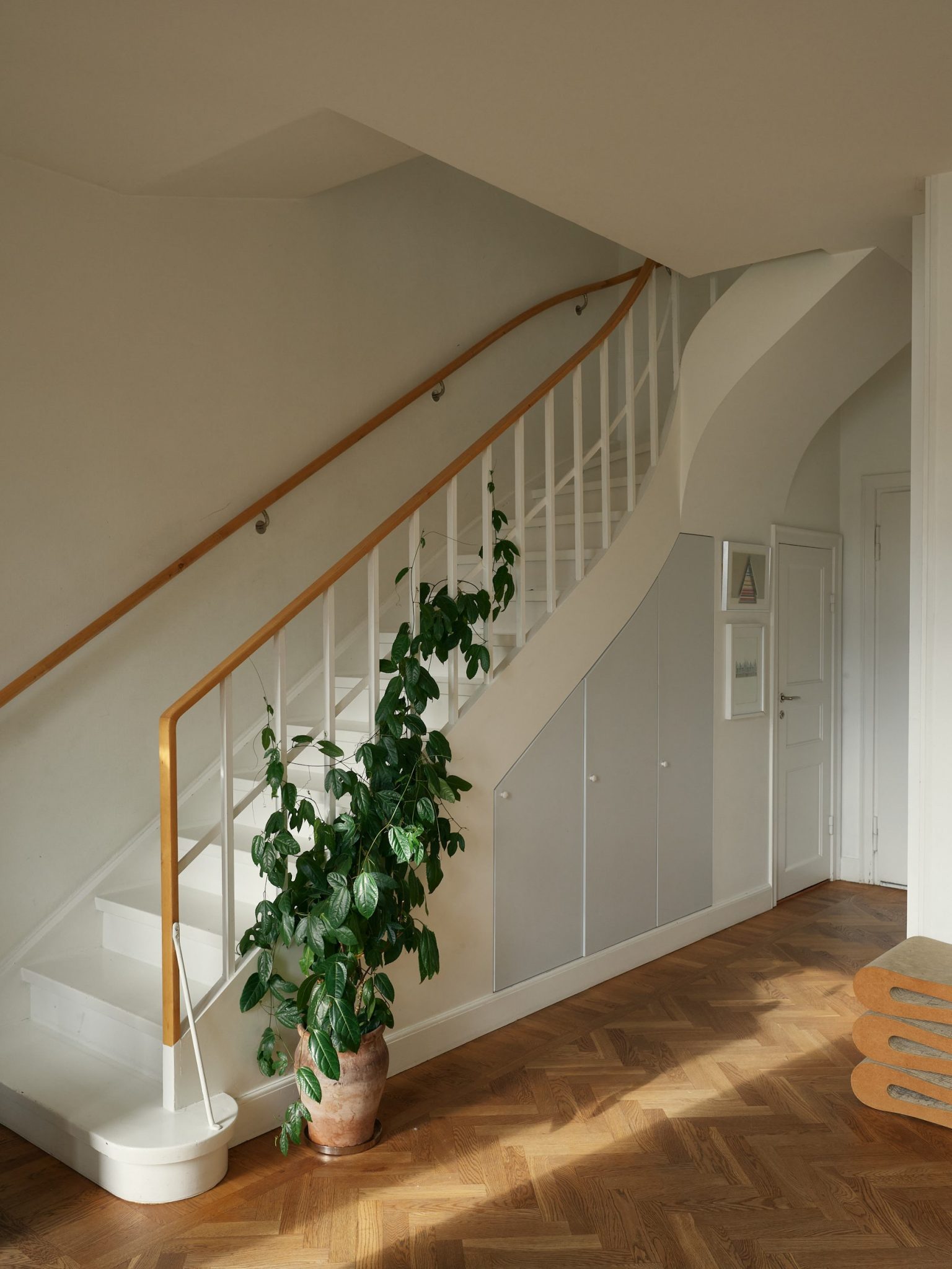 salon avec escalier décoration vintage