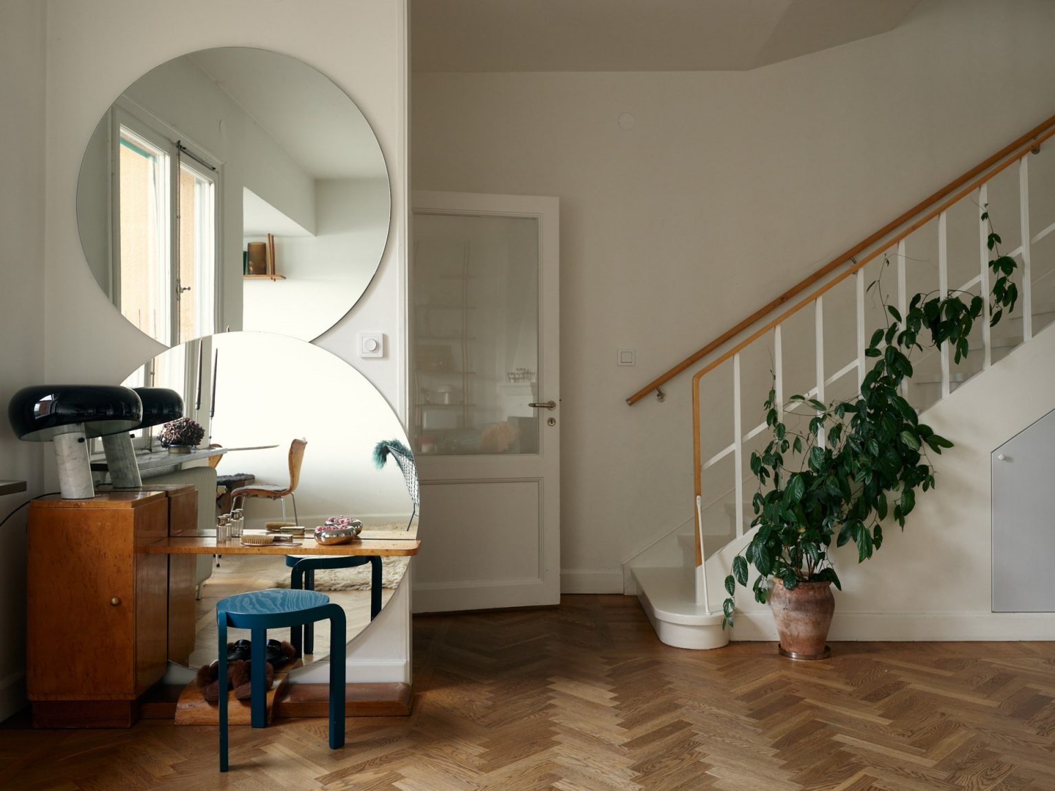 salon avec escalier décoration vintage