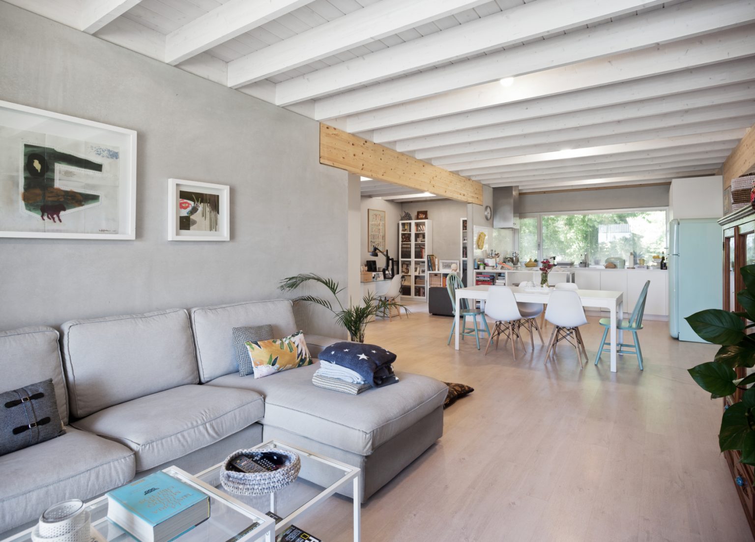 salon avec poutres et cuisine maison préfabriquée en béton et bois