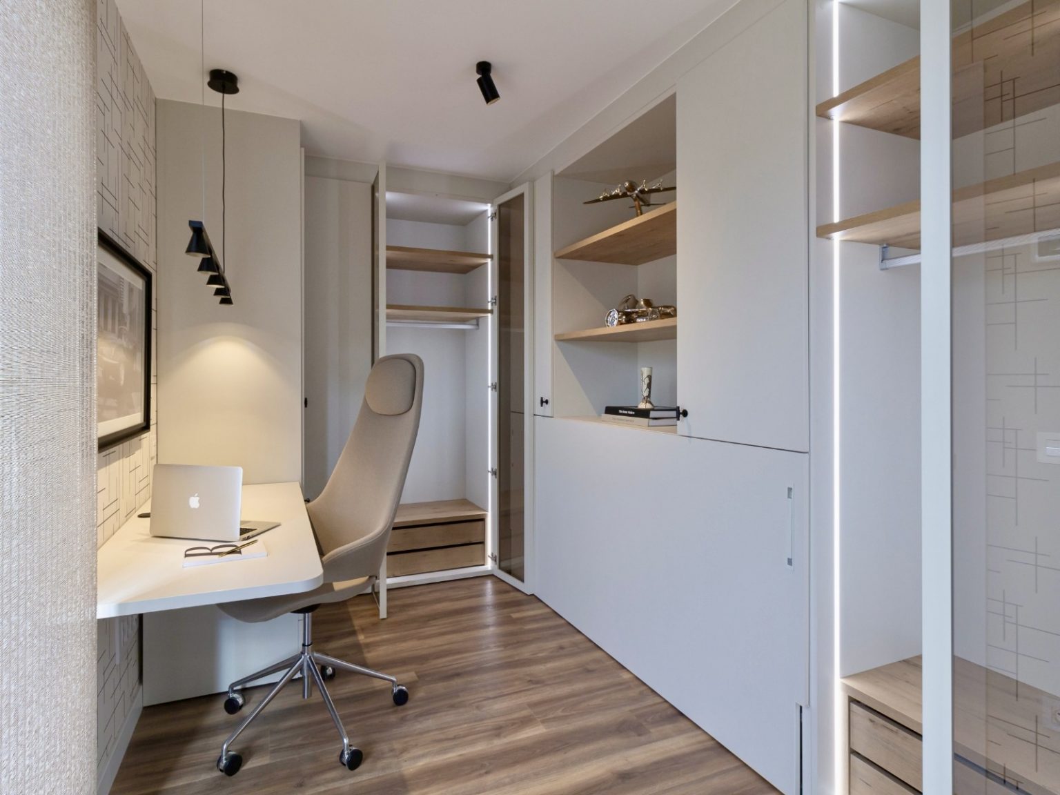 bureau avec placard et lit escamotable