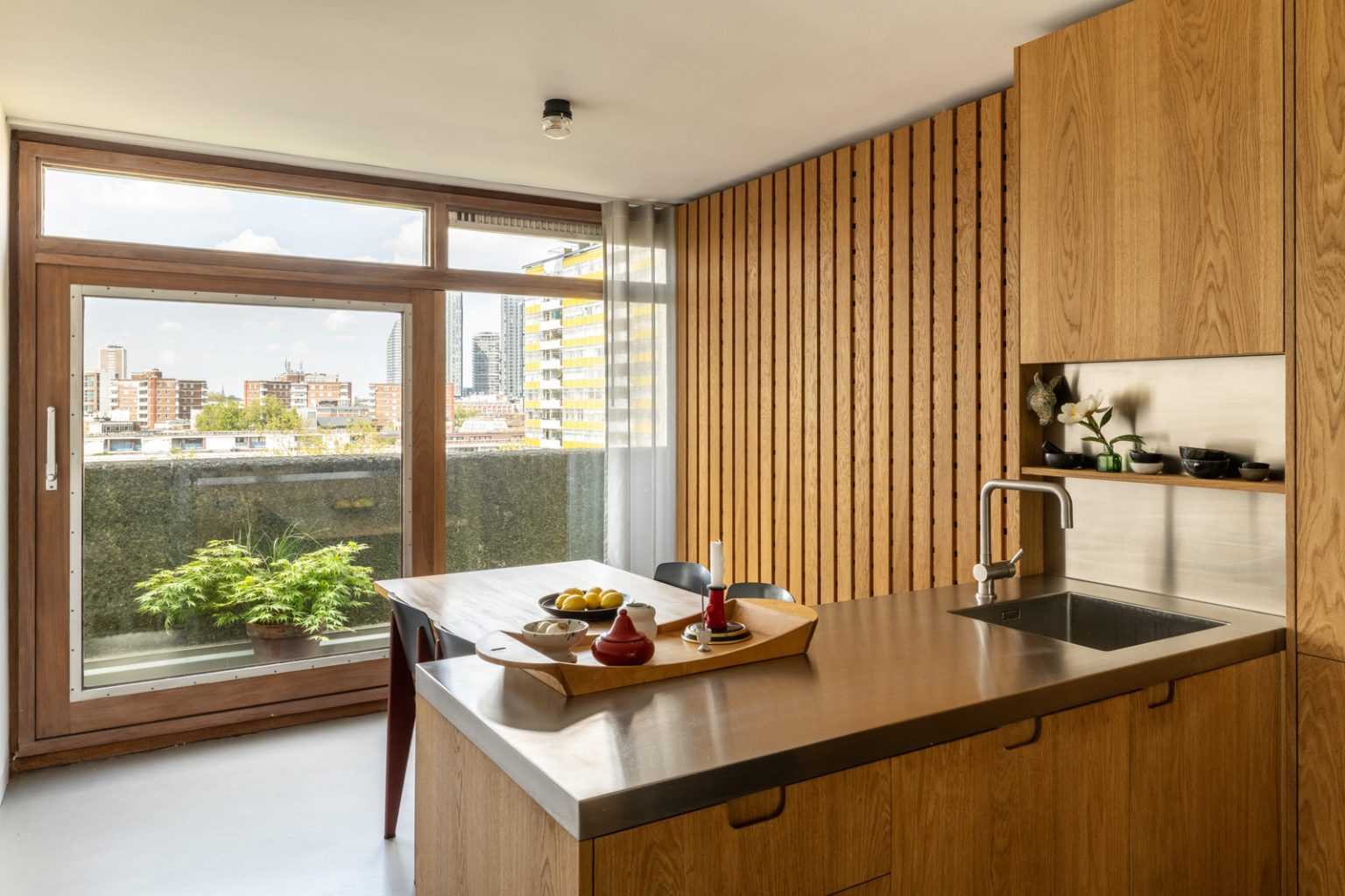 cuisine bois design appartement 83m2 The Barbican Londres décoration contemporaine