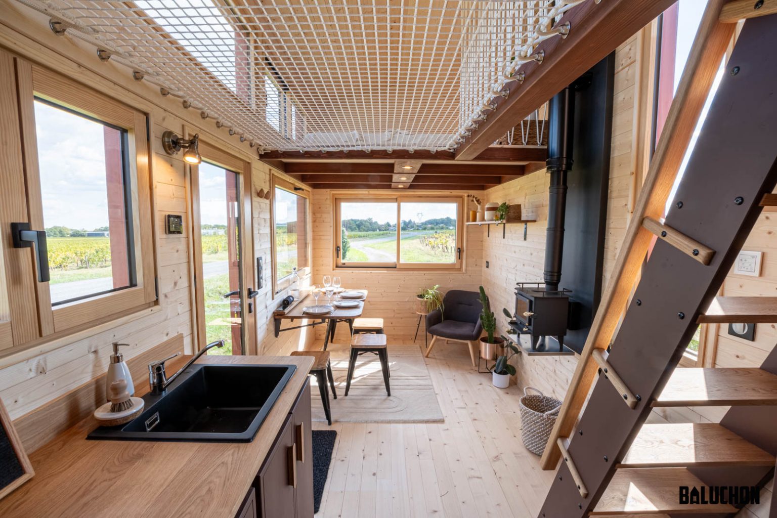 salon et cuisine tiny house française Baluchoon "Into the Woods"