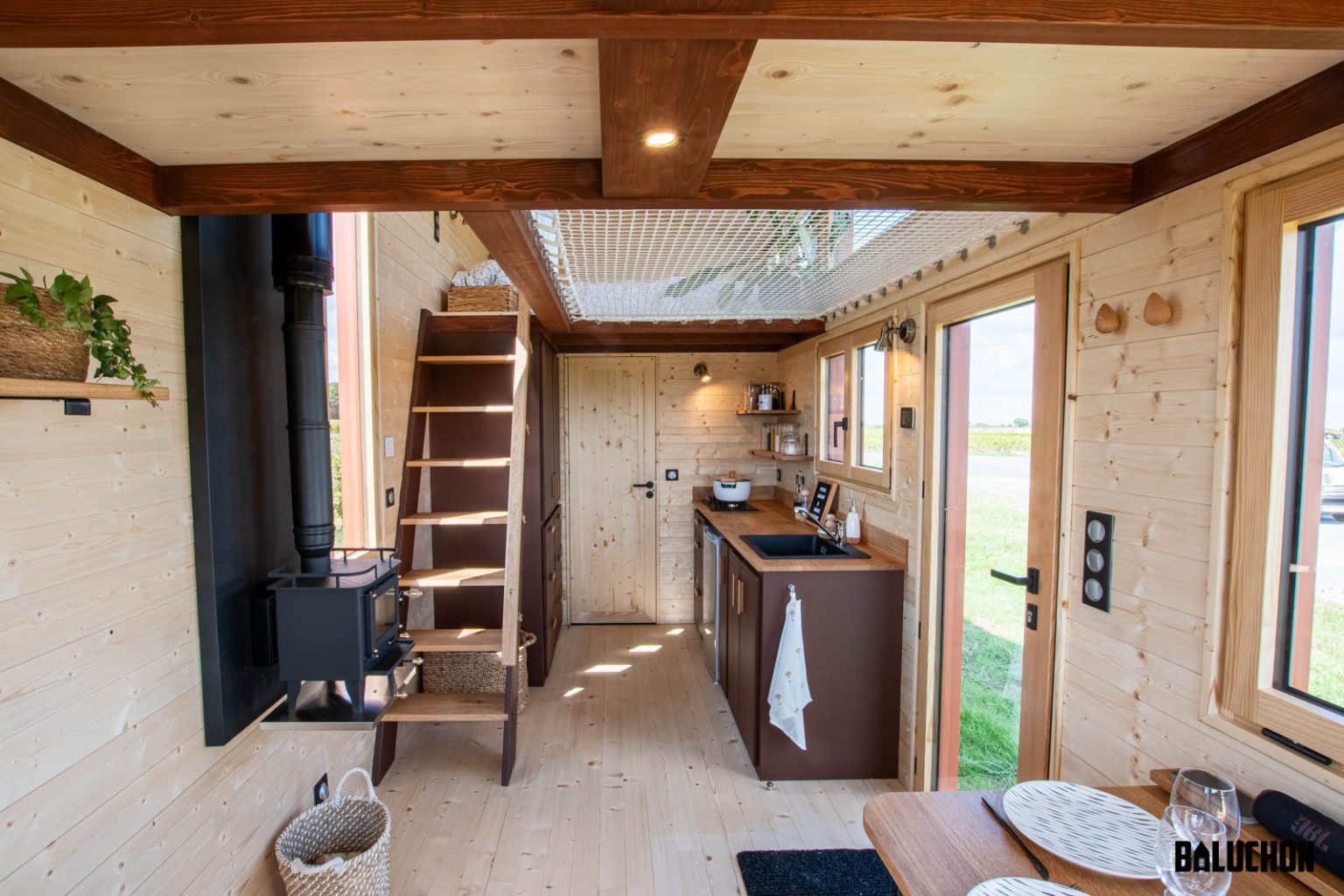 salon et cuisine tiny house française Baluchoon "Into the Woods"