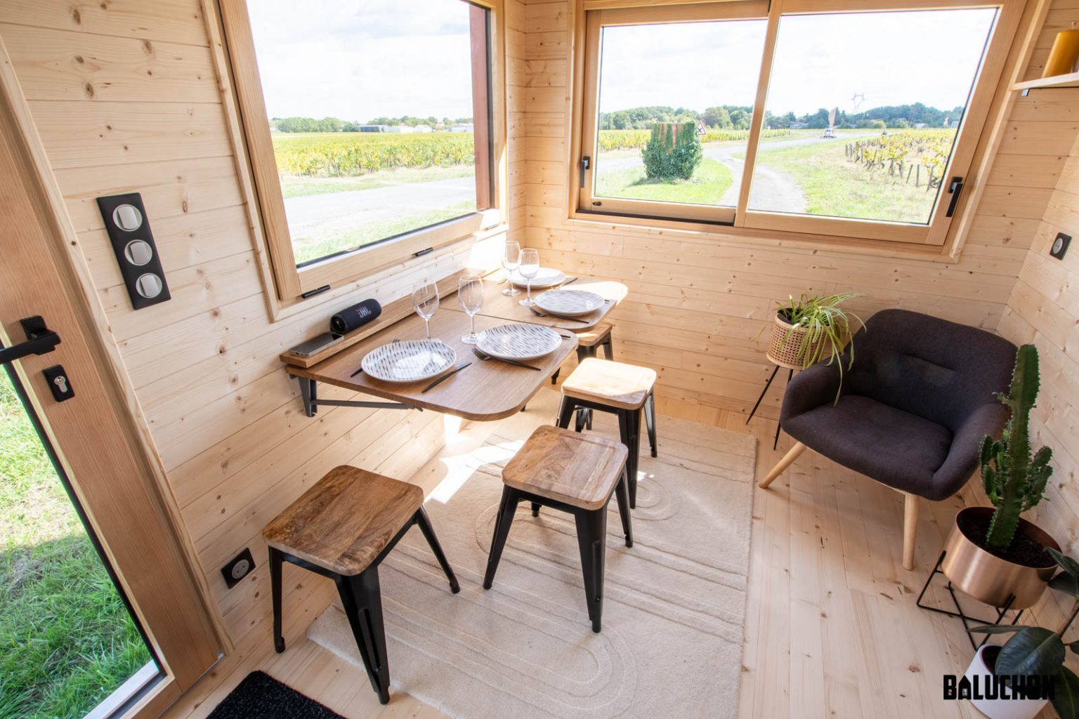 salle à manger tiny house française Baluchoon "Into the Woods"