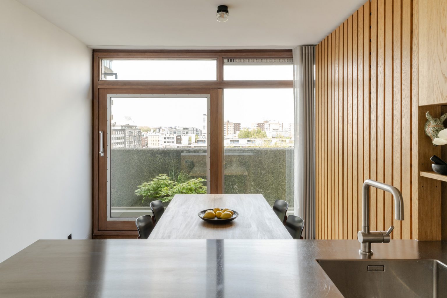 cuisine bois design appartement 83m2 The Barbican Londres décoration contemporaine