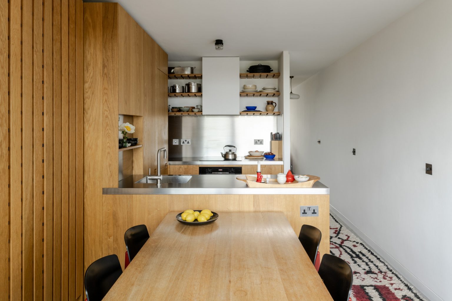 cuisine bois design appartement 83m2 The Barbican Londres décoration contemporaine