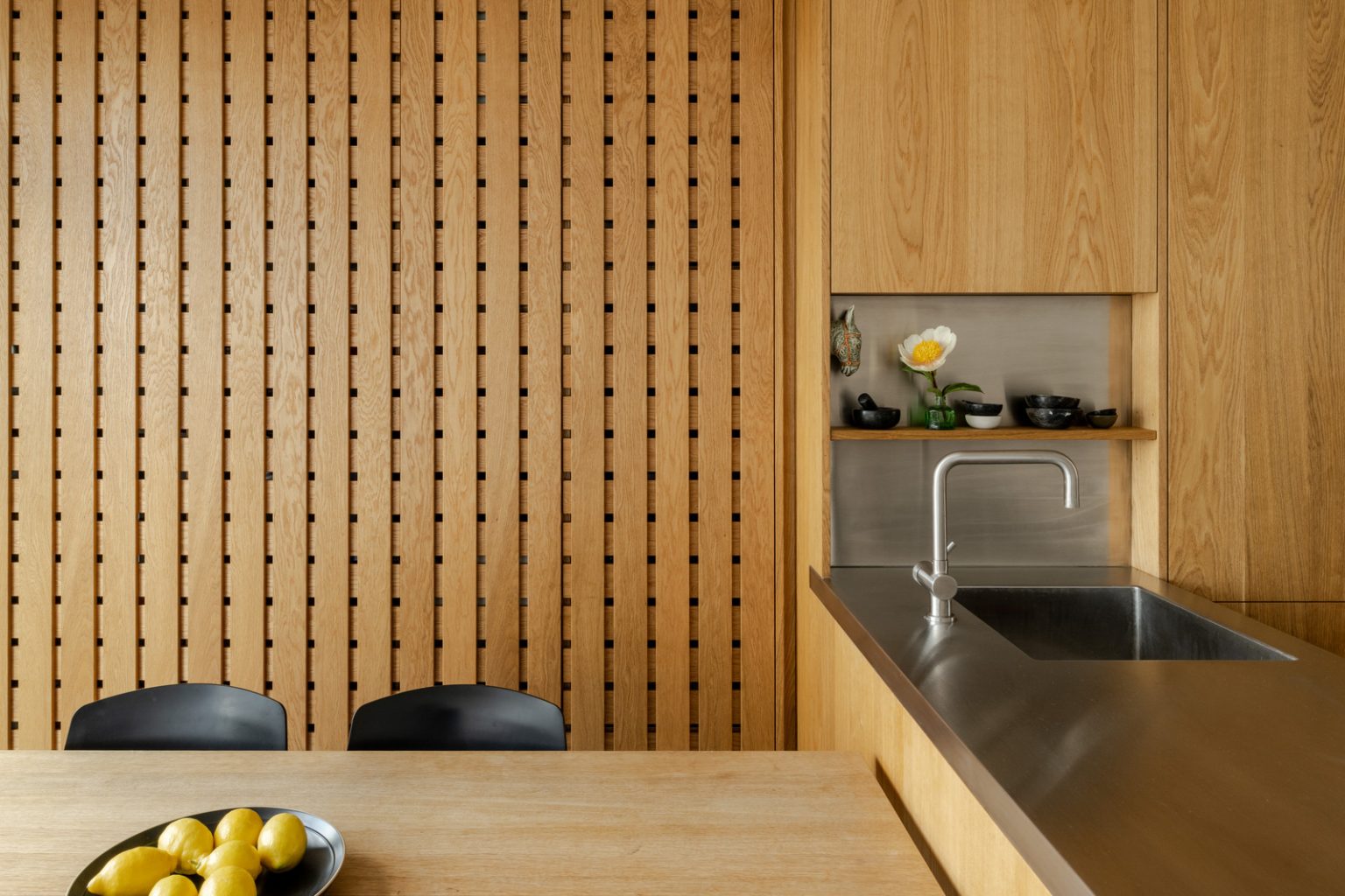 cuisine bois design appartement 83m2 The Barbican Londres décoration contemporaine