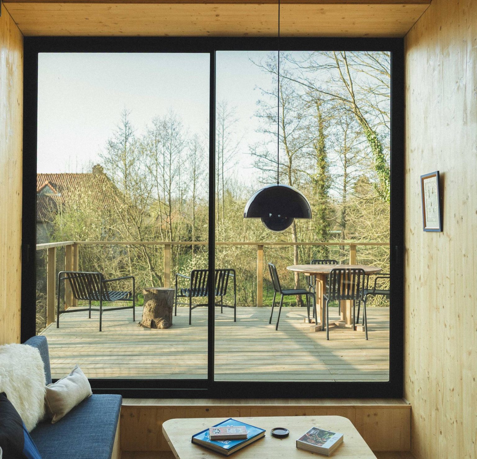 salon avec terrasse petite maison en bois Bleu Bicoque