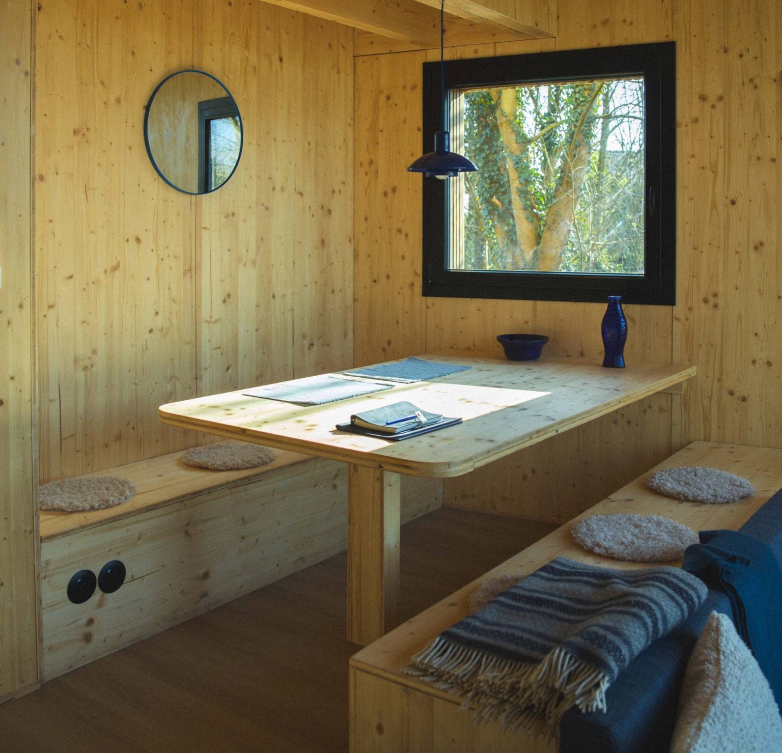 salle à manger petite maison en bois Bleu Bicoque